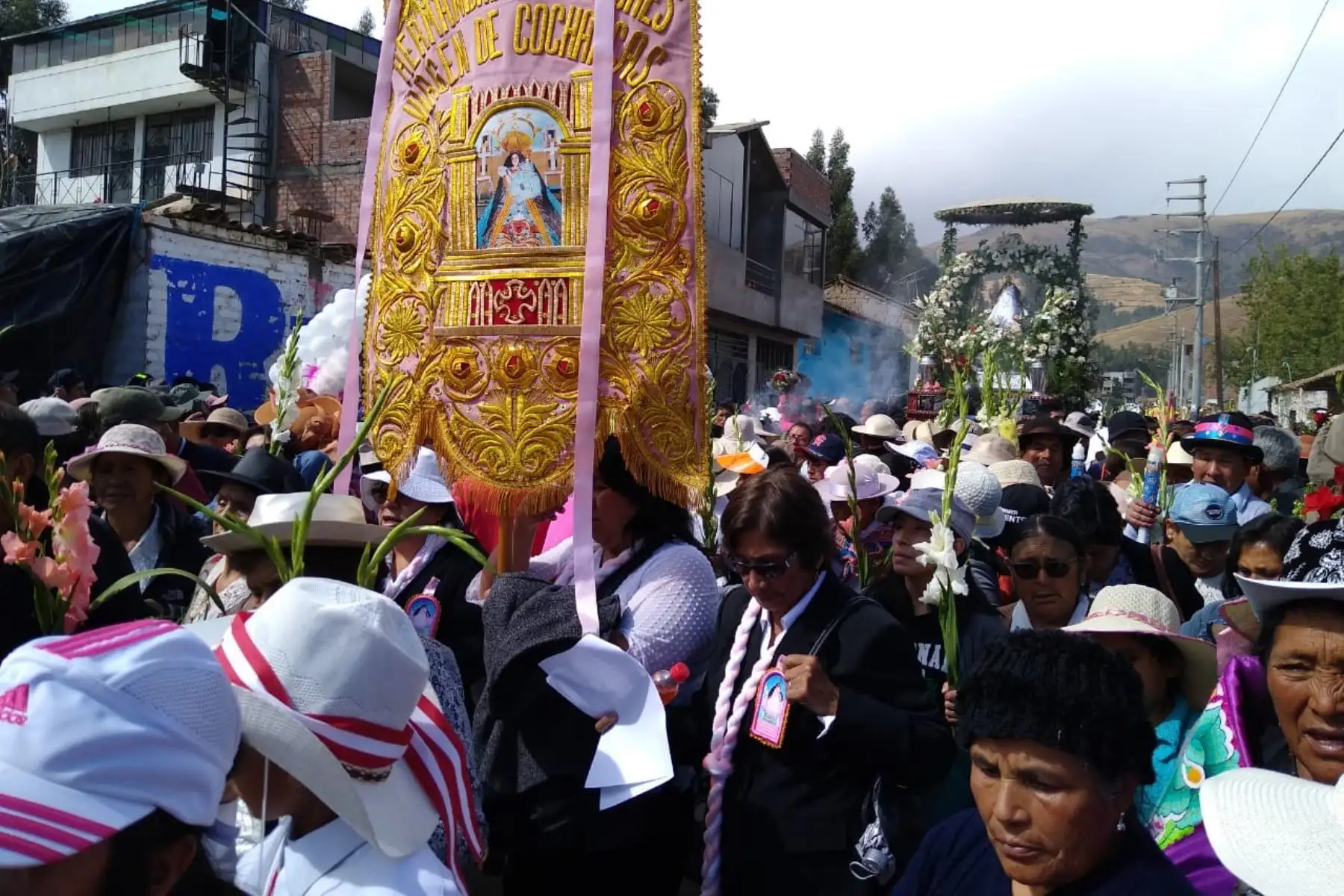 Miles de devotos peruanos y extranjeros de la Virgen de Cocharcas, llegan al distrito de Sapallanga, en la región Junín, para participar en su festividad, declarada Patrimonio Cultural de la Nación en el 2014.. Foto:ANDINA/Pedro Tinico