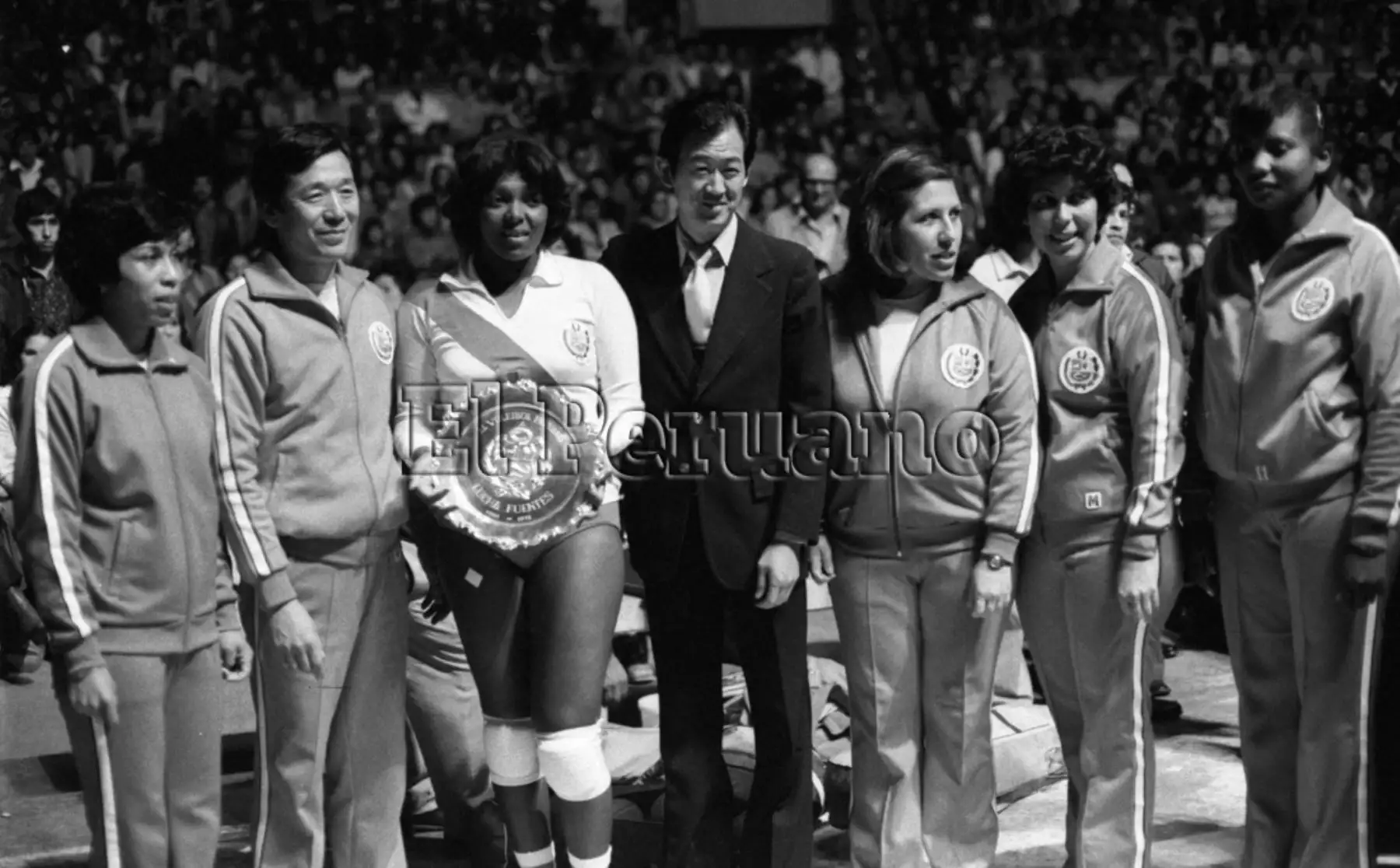 Lima - 25 setiembre 1979 / La destacada voleibolista Lucha Fuentes, se retiró hoy de la selección nacional en una emotiva ceremonia donde recibió el homenaje de unos doce mil aficionados que la aplaudieron en el Coliseo Amauta. Asistieron también los entrenadores Akira Kato y Man Bok Park y sus ex compañeras de equipo Irma Cordero, Norma Velarde, Pilancho Jiménez y Ana María Ramírez. Foto: Archivo Histórico / Diario EL PERUANO