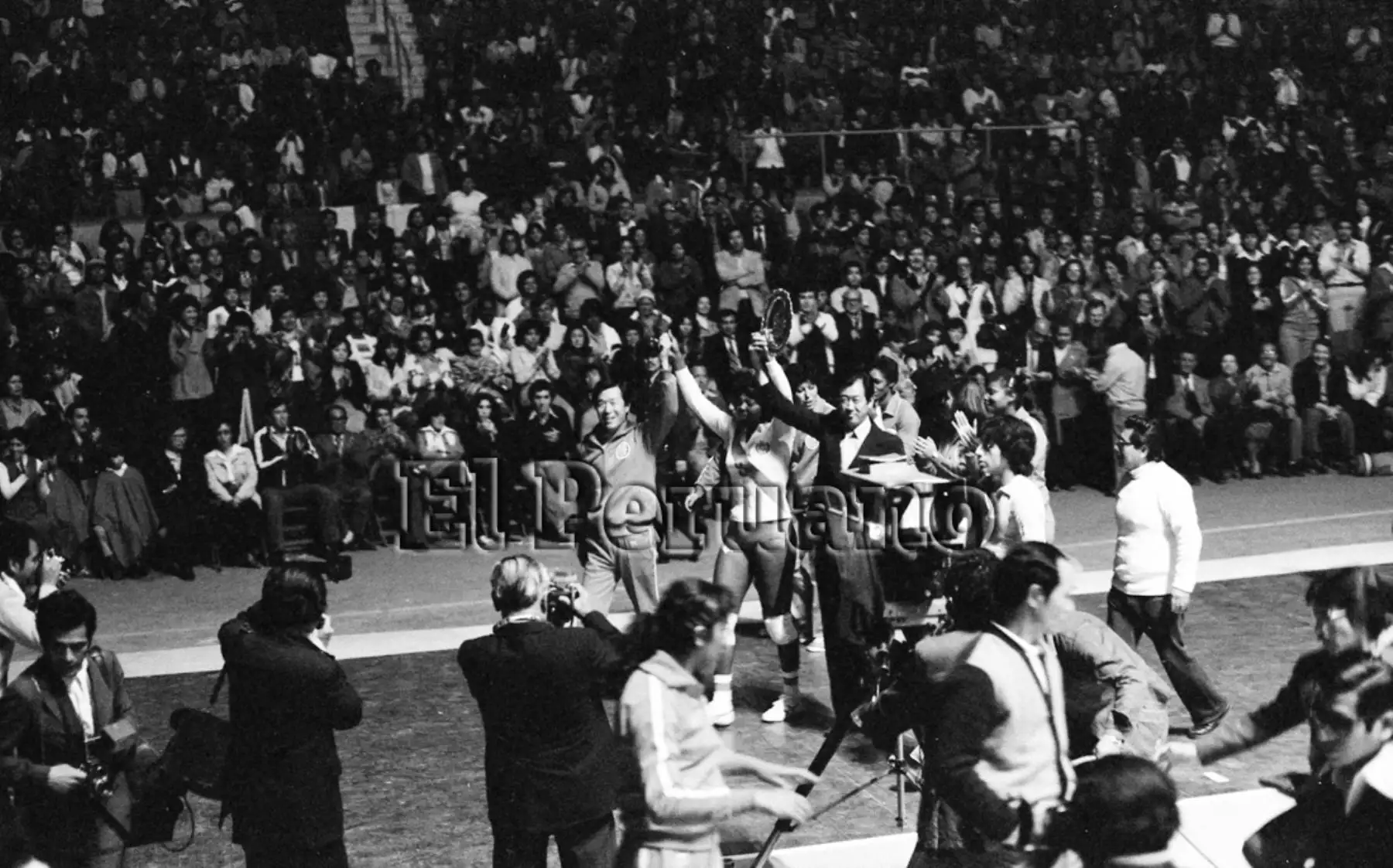 Lima - 25 setiembre 1979 / La destacada voleibolista Lucha Fuentes, se retiró hoy de la selección nacional en una emotiva ceremonia donde recibió el homenaje de unos doce mil aficionados que la aplaudieron en el Coliseo Amauta. Asistieron también los entrenadores Akira Kato y Man Bok Park y sus ex compañeras de equipo. Foto: 
Archivo Histórico / Diario EL PERUANO