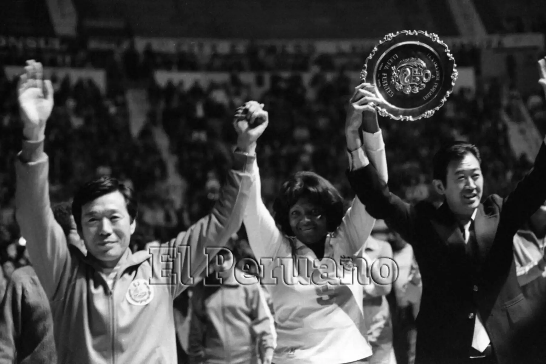 Lima - 25 setiembre 1979 / La destacada voleibolista Lucha Fuentes, se retiró hoy de la selección nacional voleibol. A la emotiva ceremonia asistieron los técnicos Man Bok Park (iz) y Akira Kato (der). Fuentes sacó por última vez en el partido contra Japón ante unos doce mil aficionados que la aplaudieron en el Coliseo Amauta. Foto: Archivo Histórico / Diario EL PERUANO