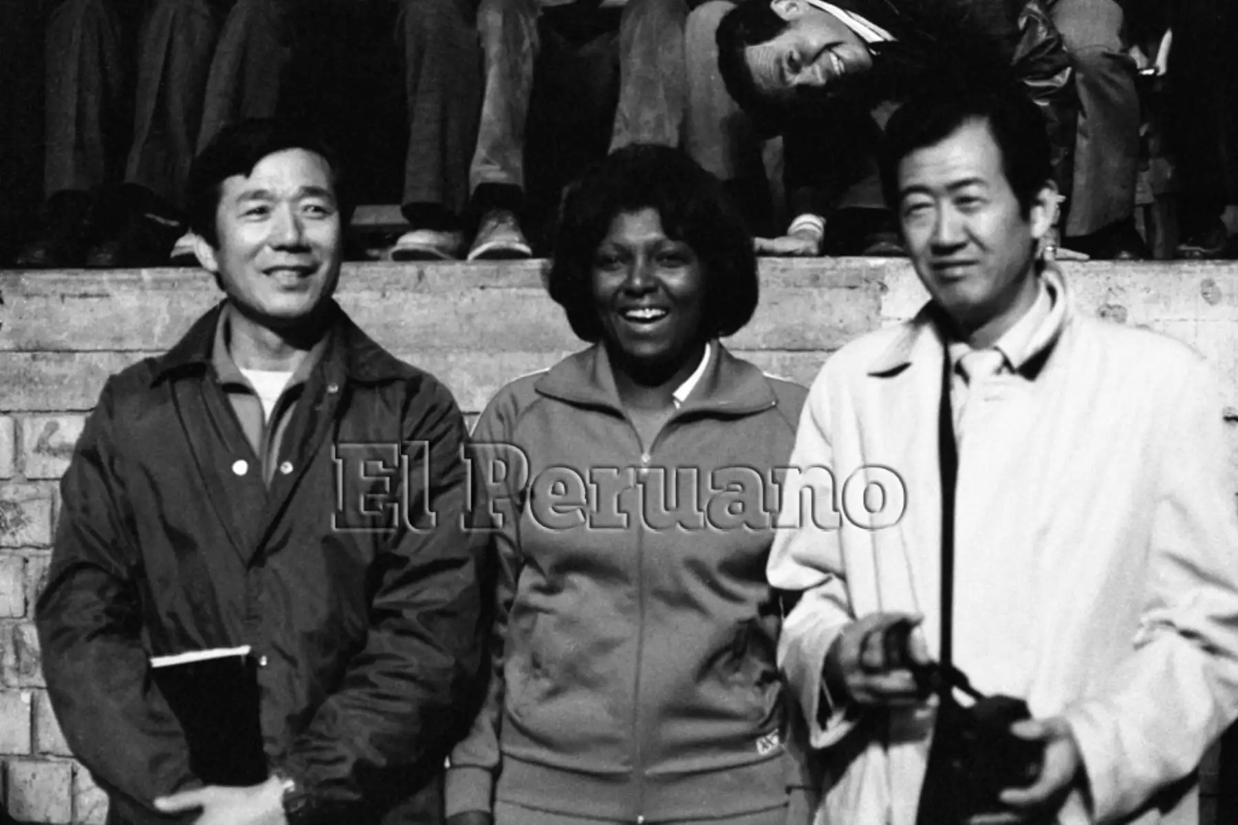 Lima - 25 setiembre 1979 / Lucha Fuentes con Man Bok Park y Akira Kato. La destacada voleibolista se retiró hoy de la selección nacional en una emotiva ceremonia. Fuentes sacó por última vez en el partido contra Japón ante unos doce mil aficionados que la aplaudieron en el Coliseo Amauta. Foto: Archivo Histórico / Diario EL PERUANO