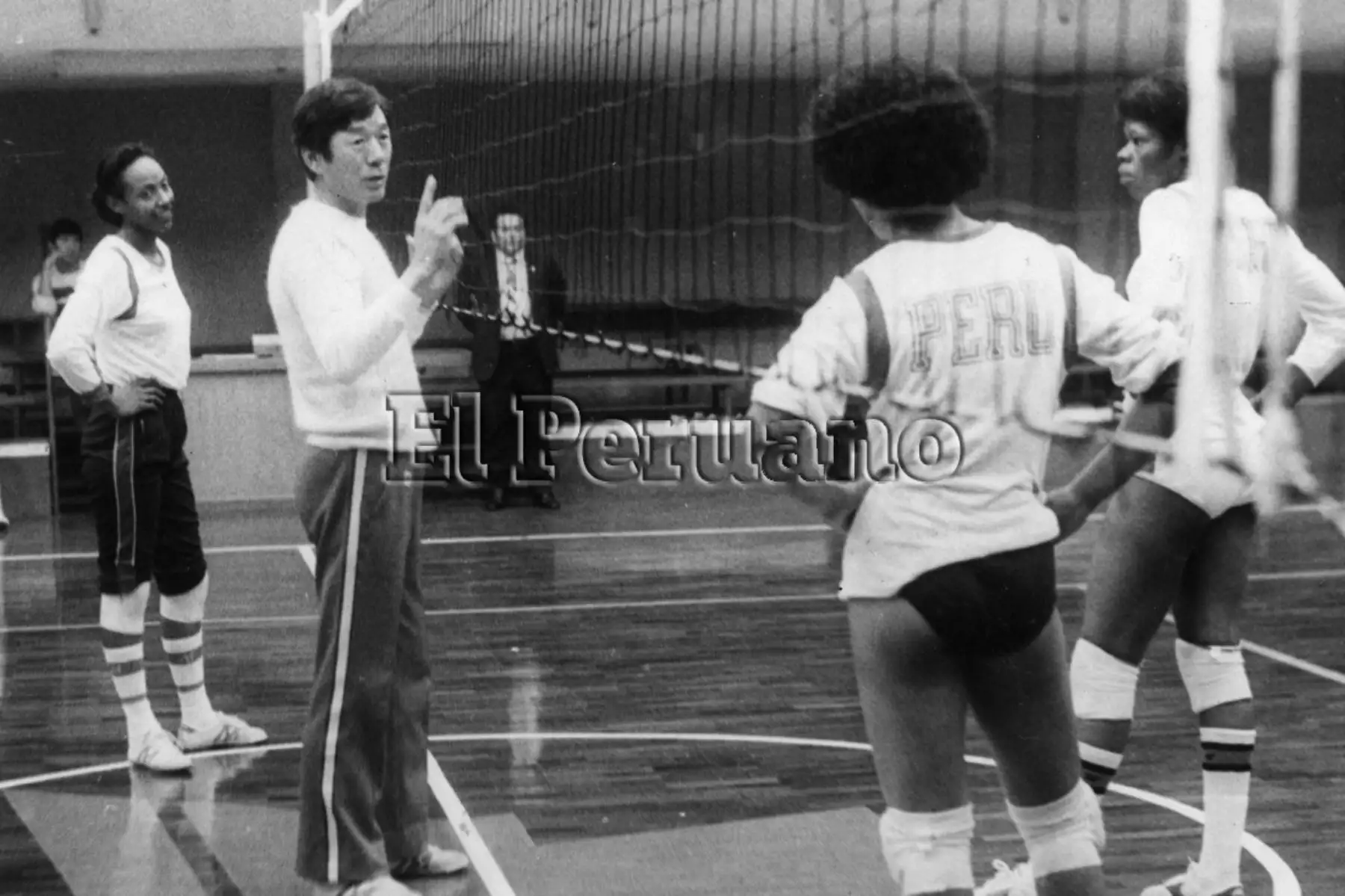 Lima 12 julio 1982 / Las integrantes de la selección peruana de vóley, atentas a las instrucciones del entrenador Man Bok Park. Foto: Archivo Histórico / Diario EL PERUANO