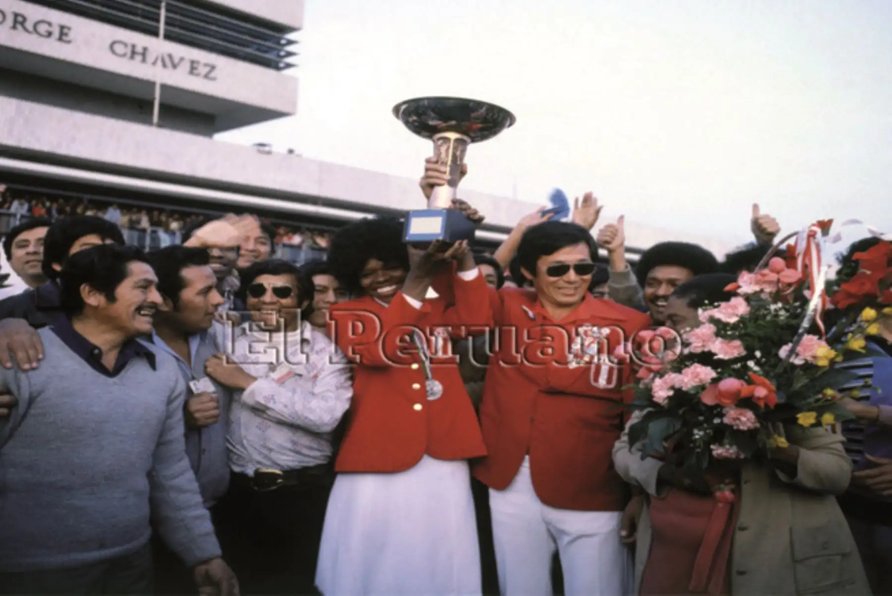 Lima - sin fecha / Ana Cecilia Carrillo y Man Bok Park en calurosa bienvenida al Aeropuerto Internacional Jorge Chávez. Foto: Archivo Histórico / Diario EL PERUANO