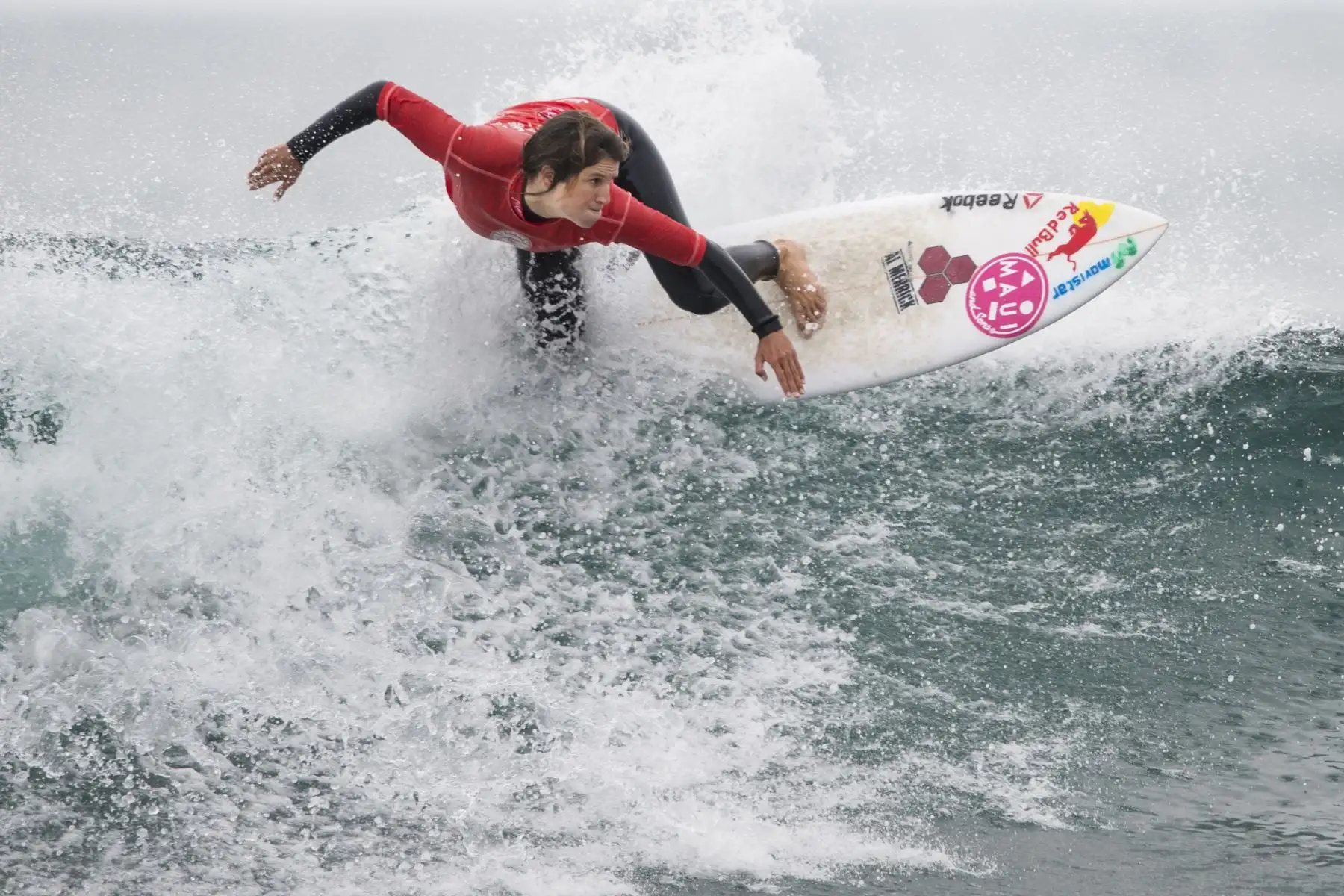 La peruana Sofia Mulanovich compite durante la semifinal de la competencia de surf Maui & Sons Pichilemu Women Pro Chile 2016. Foto: AFP