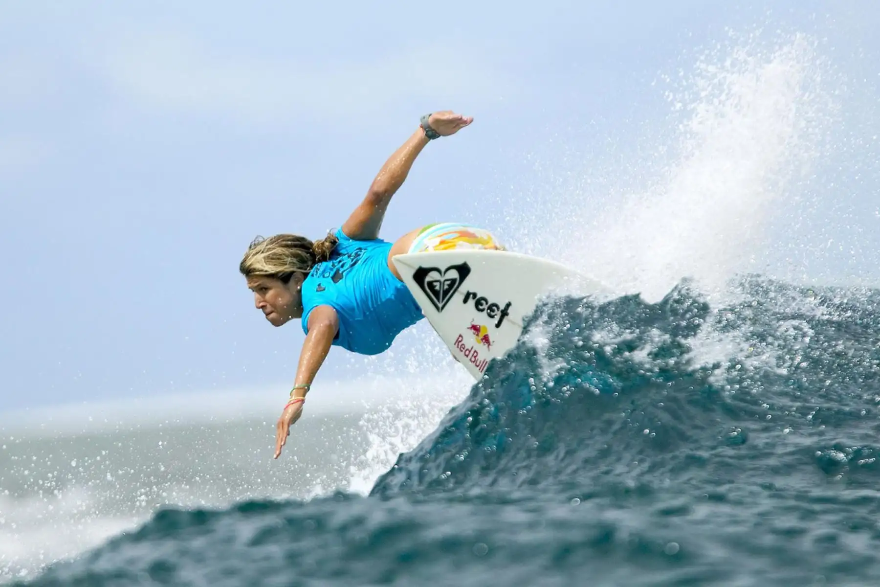 Sofía Mulanovich, de Perú, monta una ola que registra la mayor cantidad de calor general del día para vencer a la ganadora del evento de 2002 Melanie Redman-Carr de Australia en la isla de Tavarua, Fiji, el 20 de abril de 2004. Foto: AFP