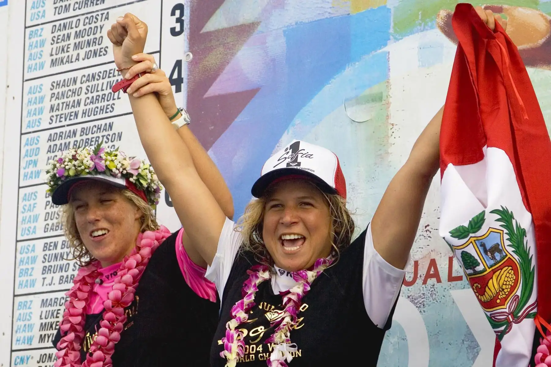Sofía Mulanovich, celebra su victoria después de reclamar su primer título de campeonato mundial en Haleiwa, Hawai el 20 de noviembre de 2004. Foto: AFP