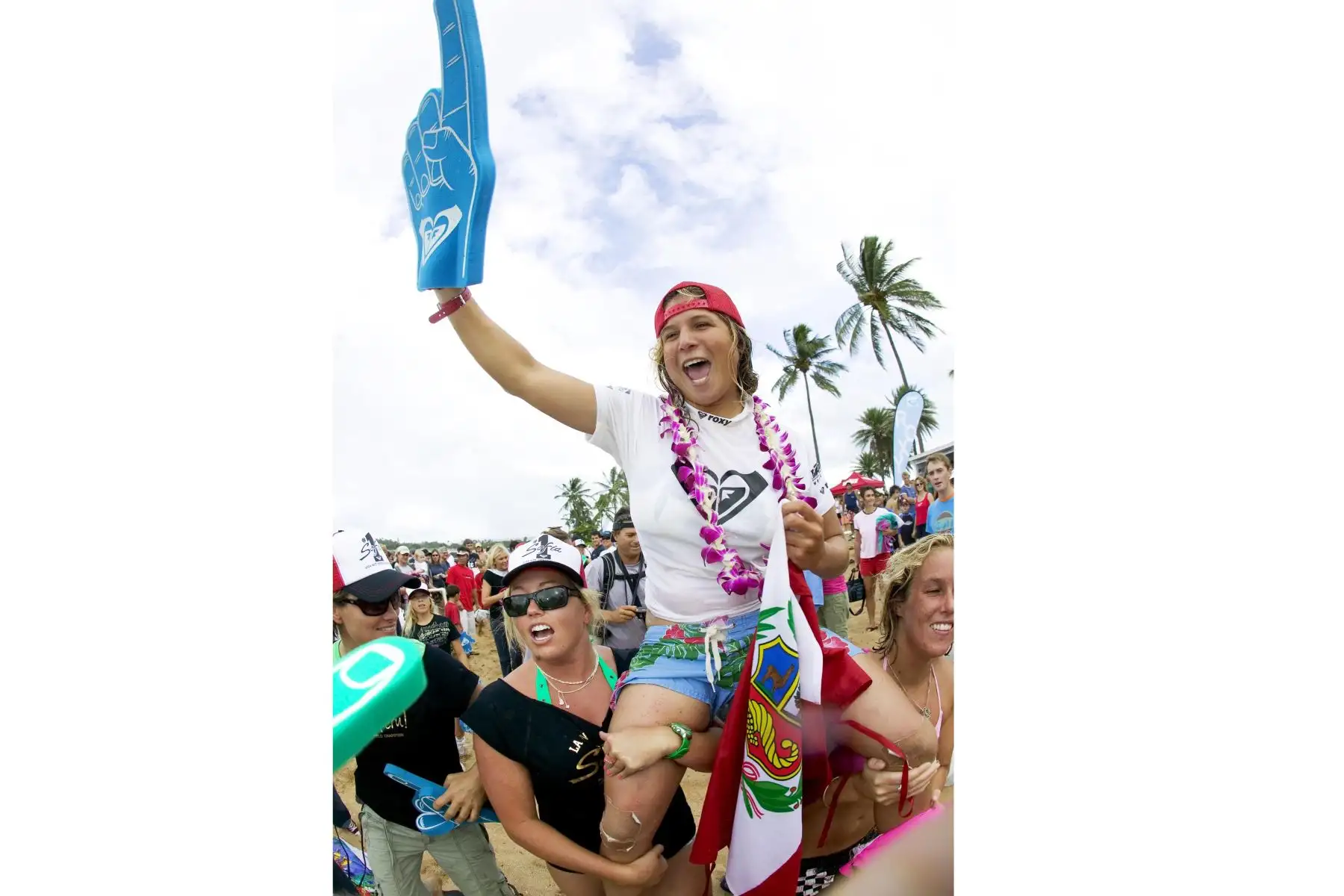 Sofia Mulanovich celebra tras ganar el título inaugural del campeonato mundial del 2004 en el Roxy Pro Haleiwa en Haleiwa, Hawai. Foto: AFP
