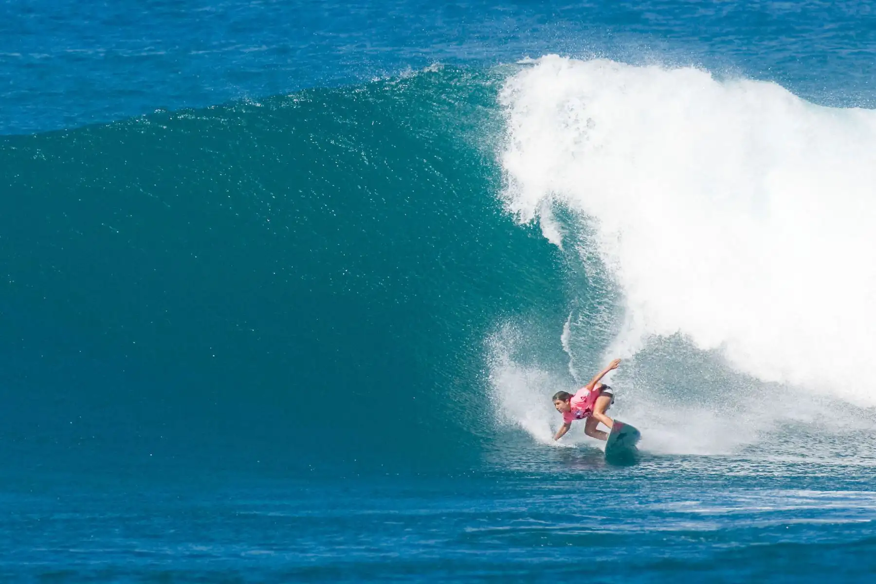 Sofía Mulanovich, gana su ronda de apertura el Roxy Pro en Sunset Beach el 25 de noviembre de 2006 en Oahu, Hawai. Foto: AFP