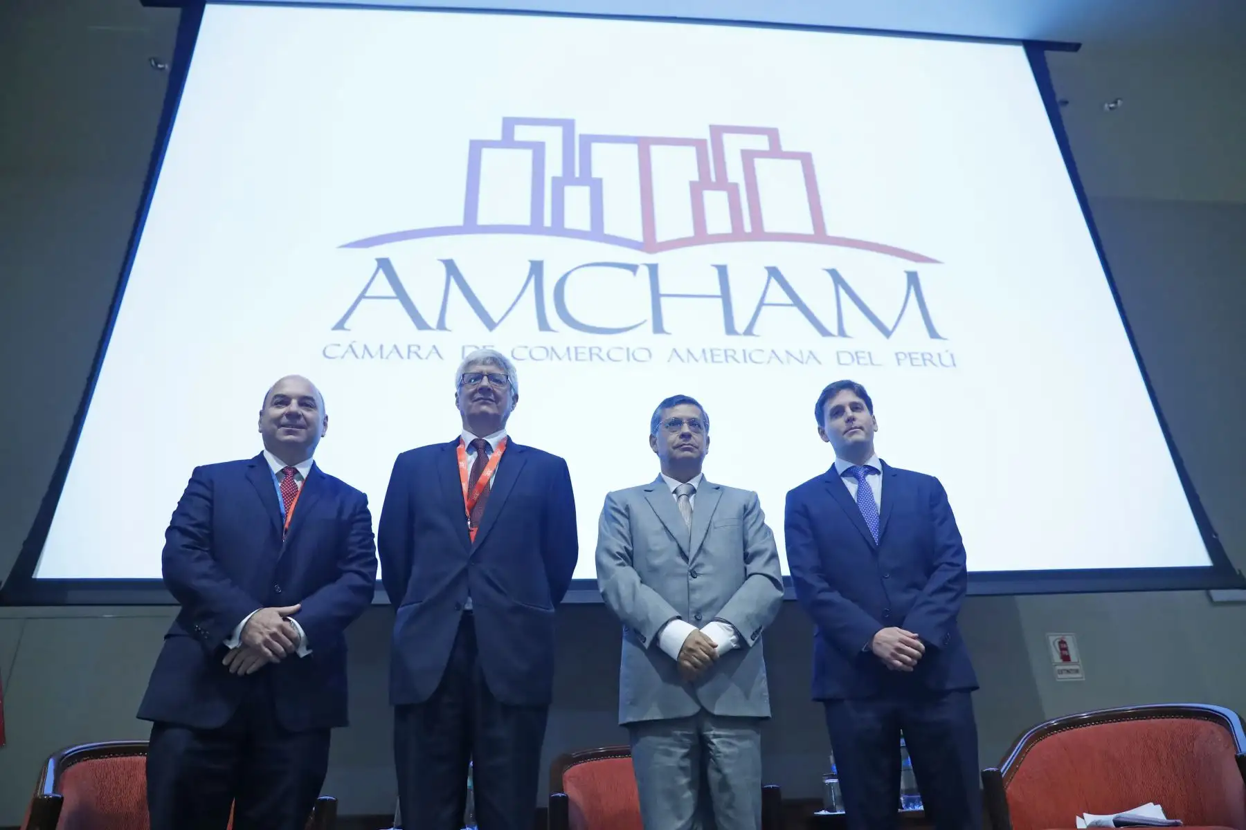 Fernando Gaveglio, vicepresidente de Asuntos Financieros de Amcham Perú; Guillermo Arbe, gerente de Estudios Económicos de Scotiabank; Adrián Armas, gerente de Estudios del BCR; y Alexander Muller, jefe para la región Andina Centroamérica y Caribe de Bank of America Merril Lynch en Foro Económico 2019: 