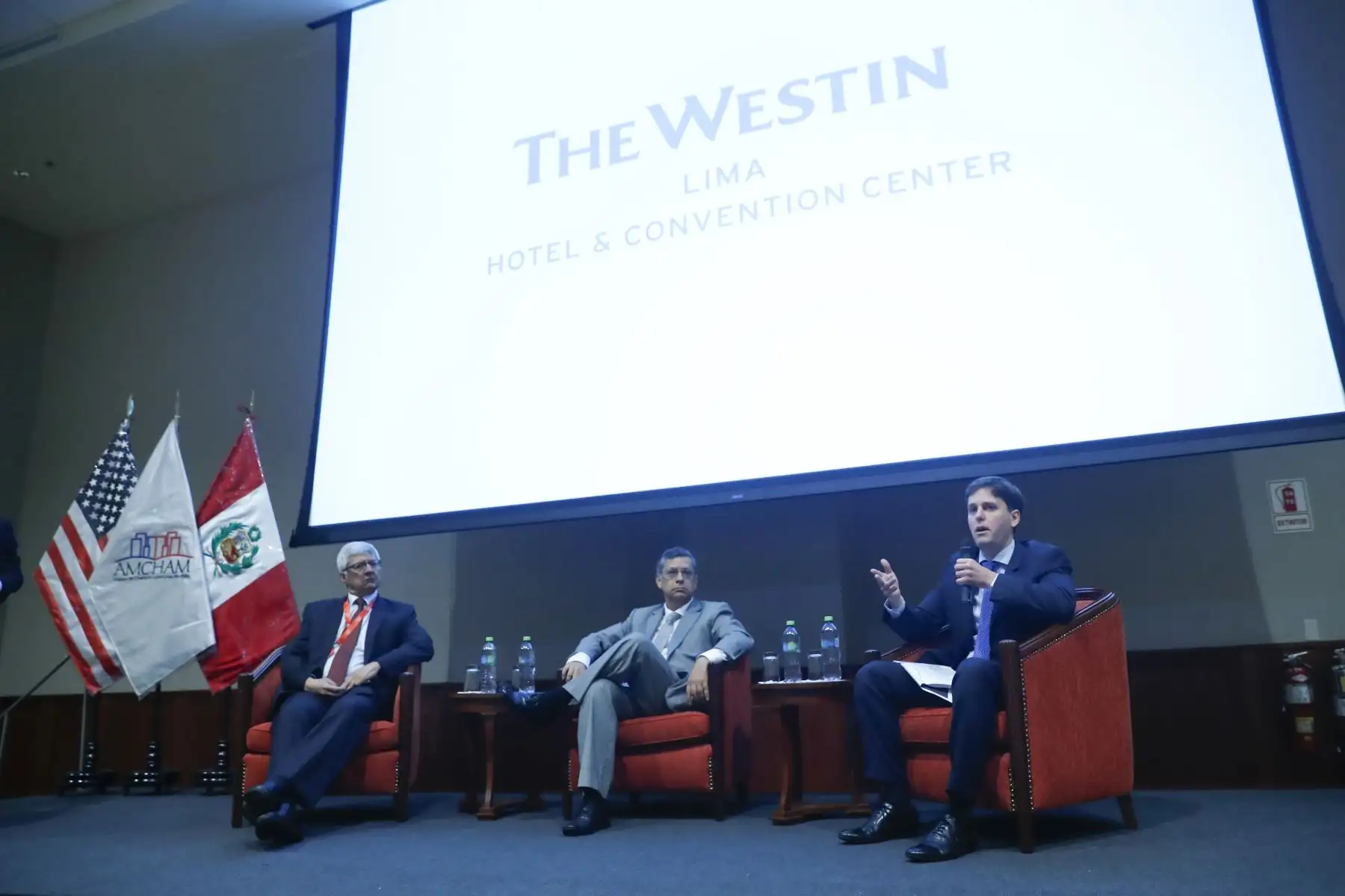 Guillermo Arbe, gerente de Estudios Económicos de Scotiabank; Adrián Armas, gerente de Estudios del BCR; y Alexander Muller, jefe para la región Andina Centroamérica y Caribe de Bank of America Merril Lynch en Foro Económico 2019: 
