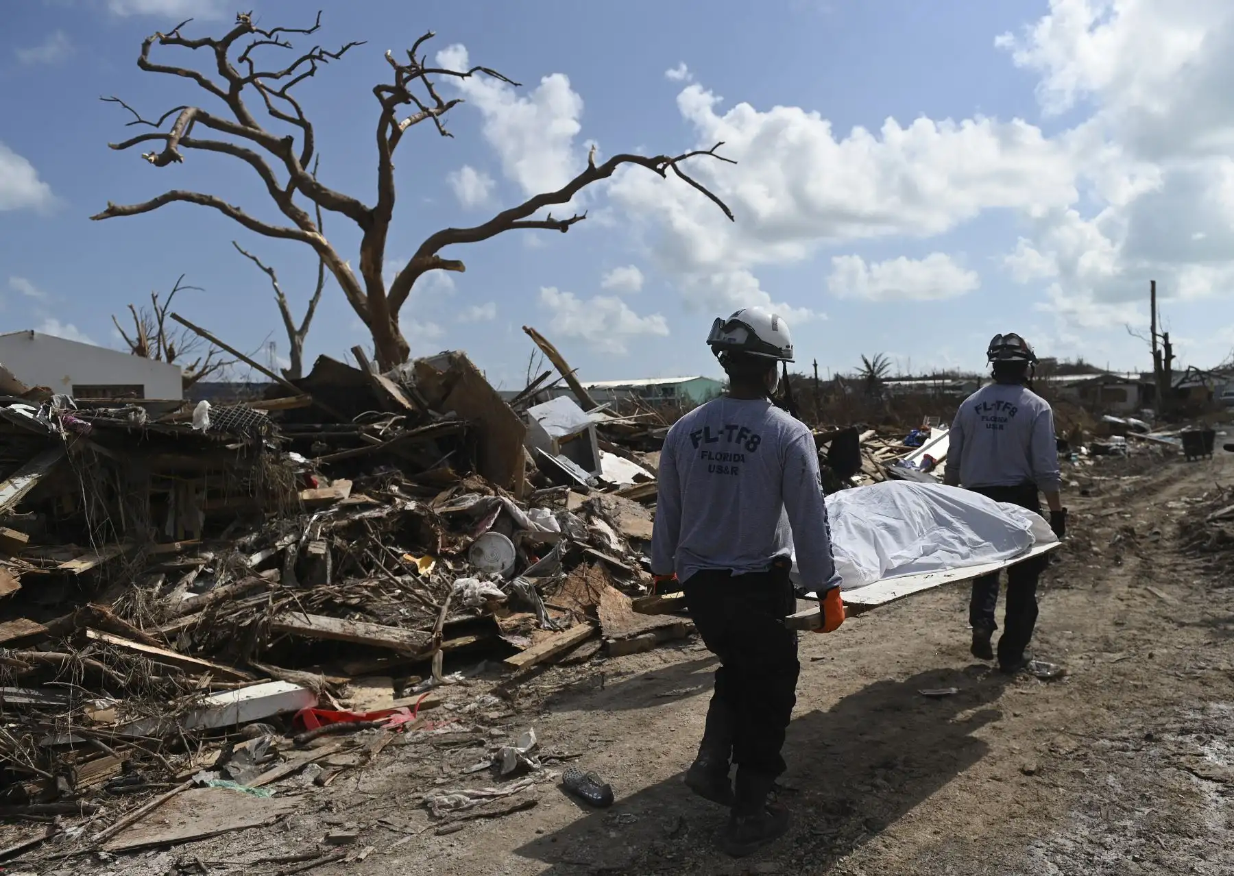 Una búsqueda y rescate con sede en Florida recupera a una víctima del huracán Dorian en Marsh Harbour, Bahamas.Foto:AFP
