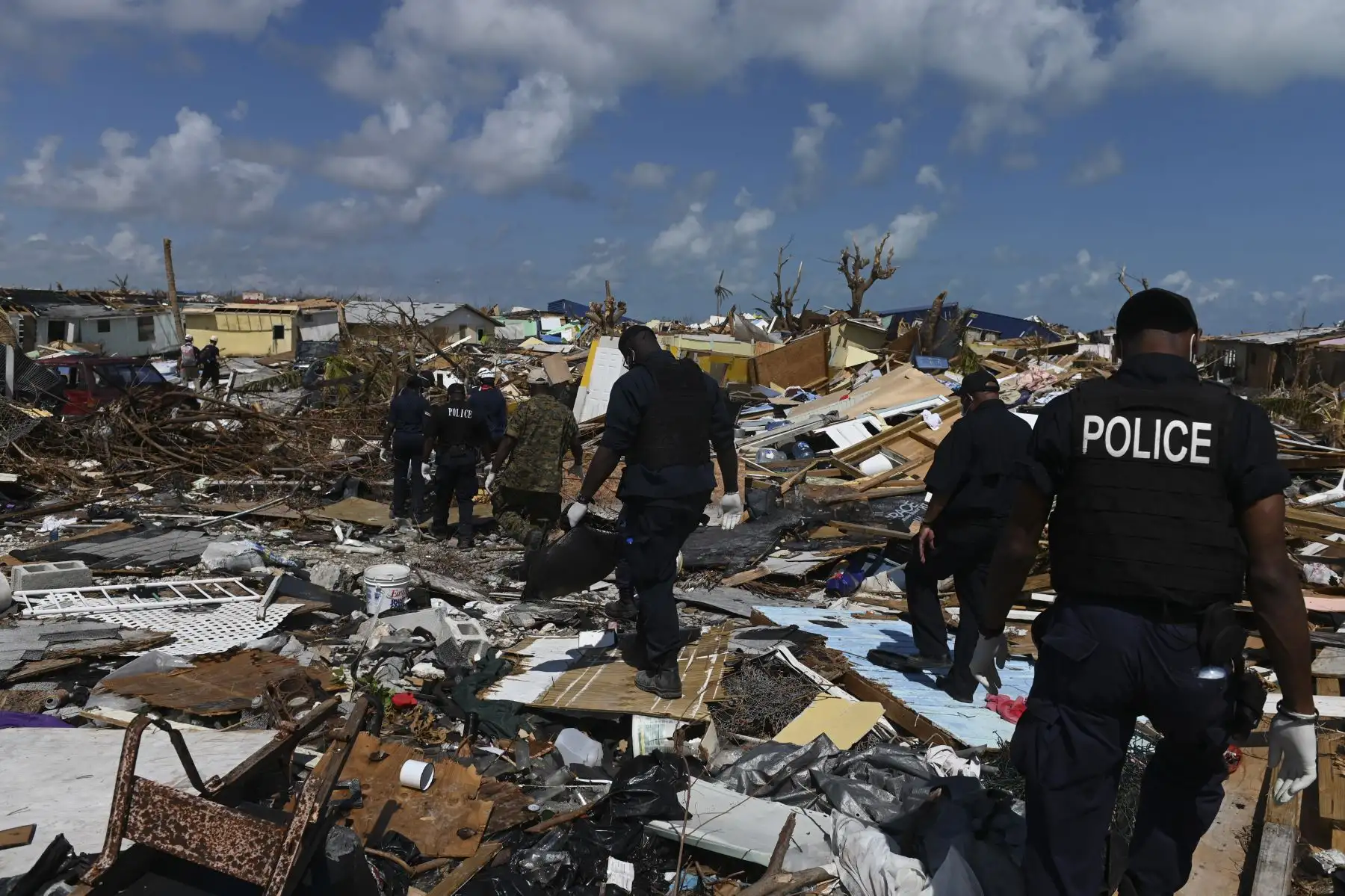 Miembros de la policía se unen a un equipo de recuperación que busca en los escombros en Marsh Harbour, Bahamas, una semana después del paso del huracán Dorian. Foto:AFP