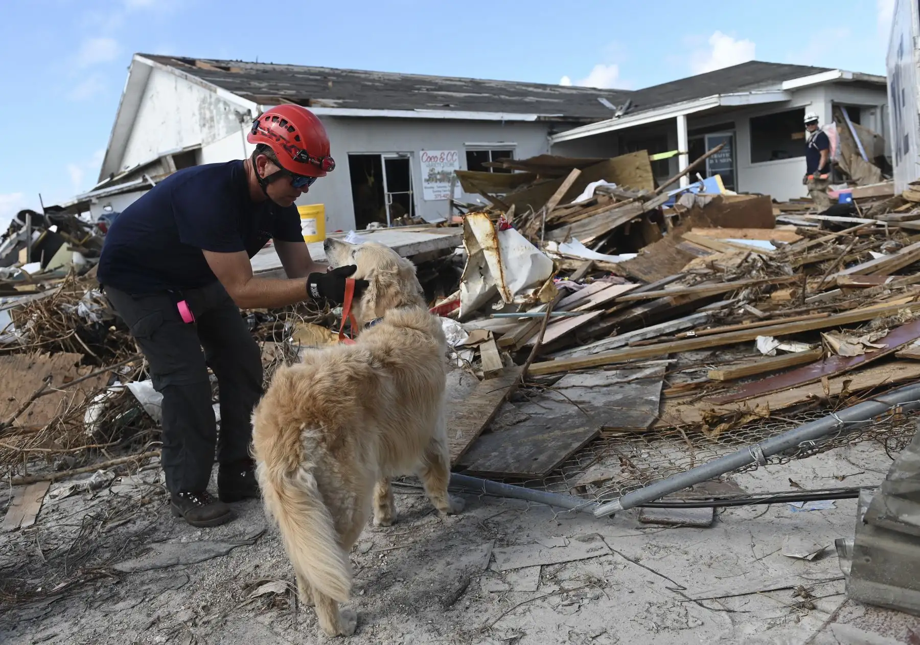 Un equipo canadiense de búsqueda y rescate busca los escombros en Marsh Harbour, Bahamas, una semana después del paso del huracán Dorian. Foto:AFP