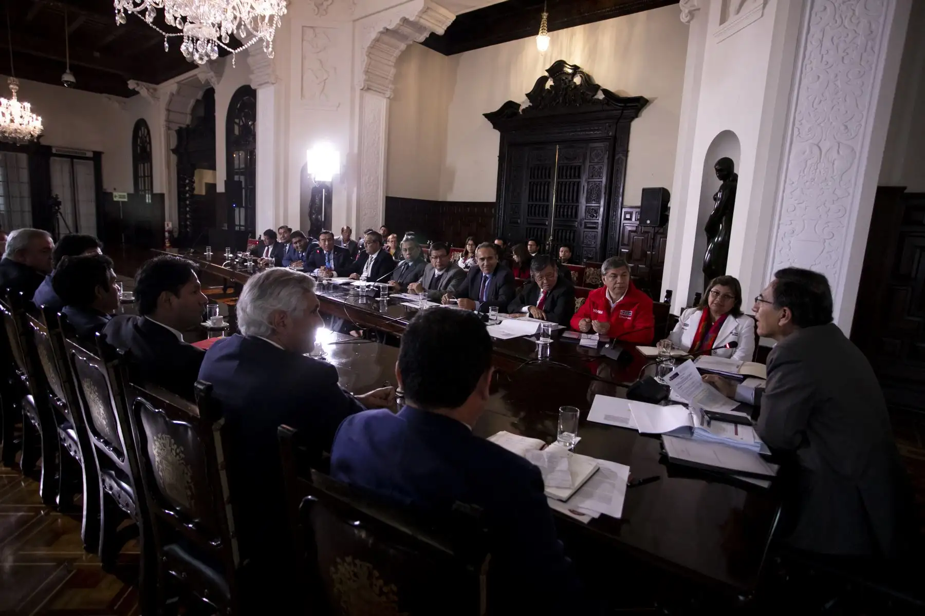 Presidente Martín Vizcarra acompañado por representantes del Ejecutivo, sostiene una reunión con autoridades de Piura para dialogar sobre las distintas prioridades y proyectos de la región.Foto:ANDINA/Prensa Presidencia