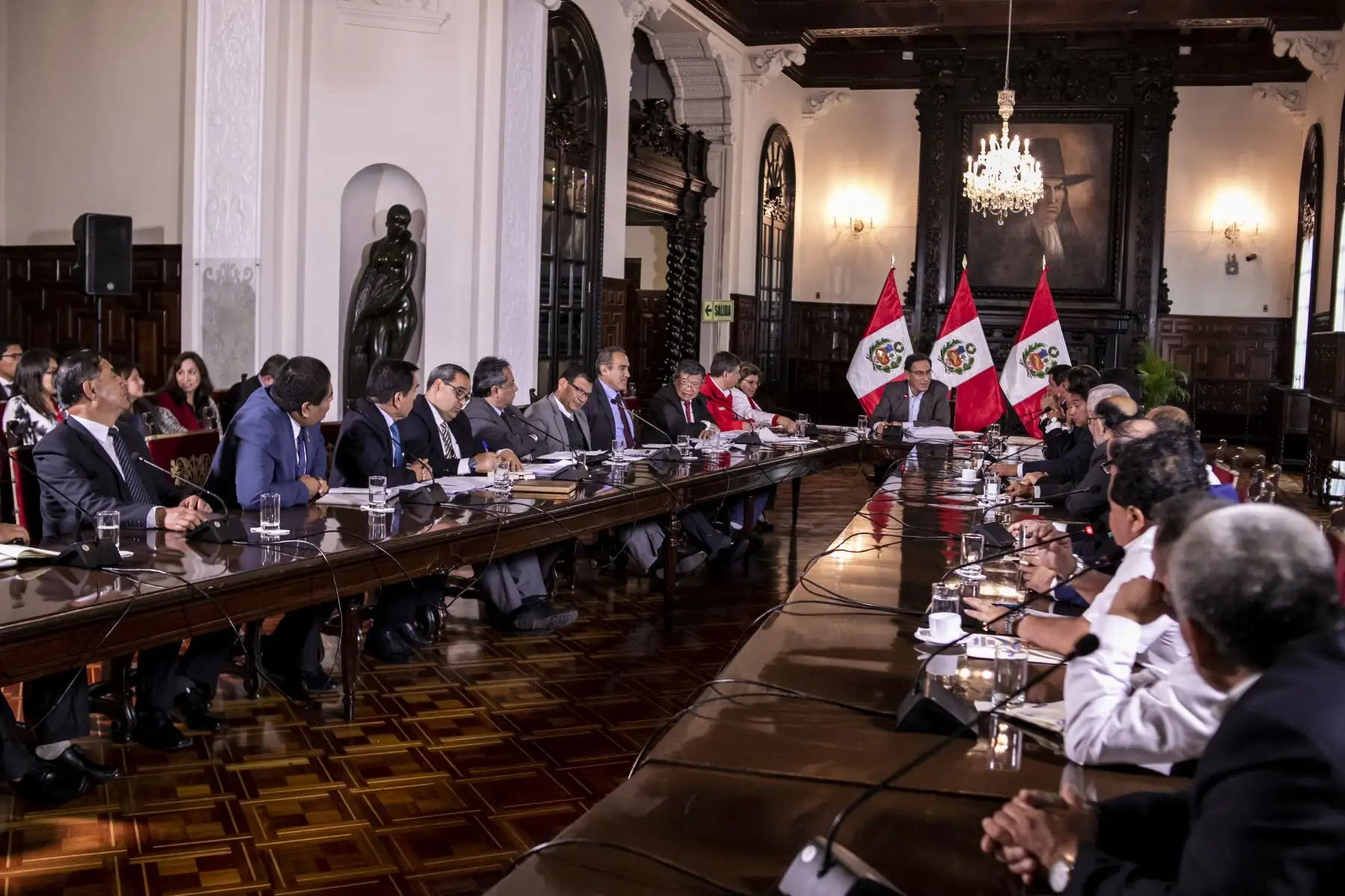 Presidente Martín Vizcarra acompañado por representantes del Ejecutivo, sostiene una reunión con autoridades de Piura para dialogar sobre las distintas prioridades y proyectos de la región.Foto:ANDINA/Prensa Presidencia