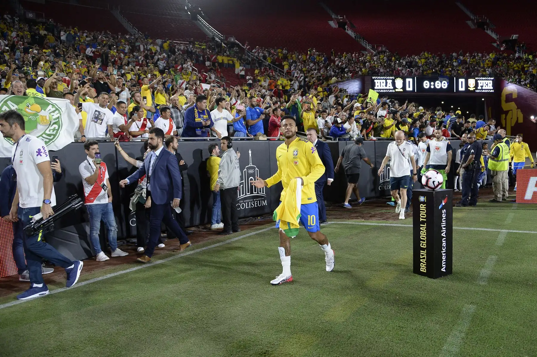 Neymar Jr. de Brasil ingresa al estadio para el partido de la Copa de Campeones Internacional 2019 contra Perú, al Angeles Memorial Stadium en Los Ángeles.Foto.AFP