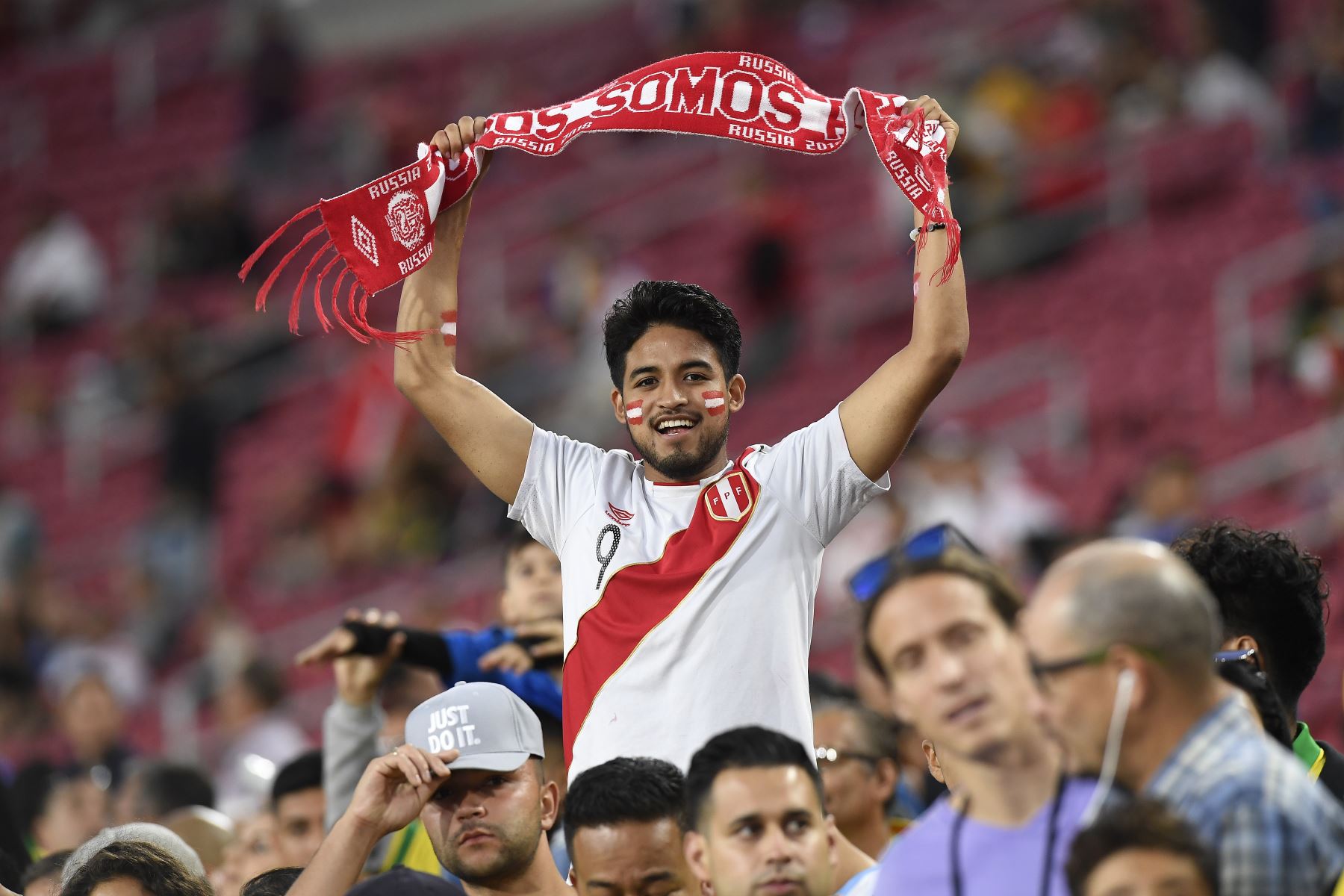 Hincha peruano durante el partido internacional de la Copa de Campeones 2019 entre Brasil y Perú, en el estadio conmemorativo de Los Ángeles en Los Ángeles, California.Foto:AFP