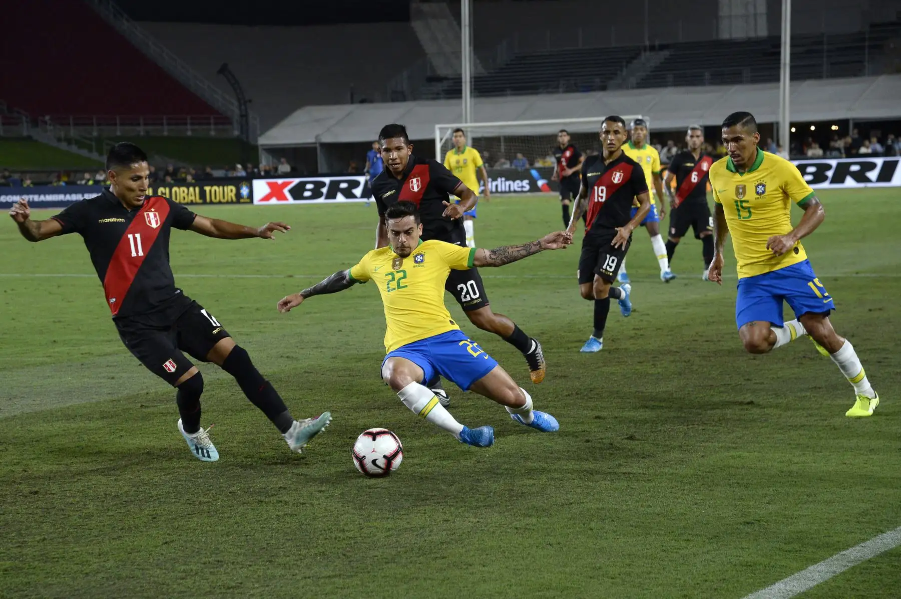 LOS ÁNGELES, CALIFORNIA - 10 DE SEPTIEMBRE: Fagner # 22 de Brasil va por el balón defendido por Ra˙l RuidÌaz # 11 de Perú en el partido de la Copa Internacional de Campeones 2019 el 10 de septiembre de 2019 en el Los Angeles Memorial Stadium en Los Ángeles. AFP