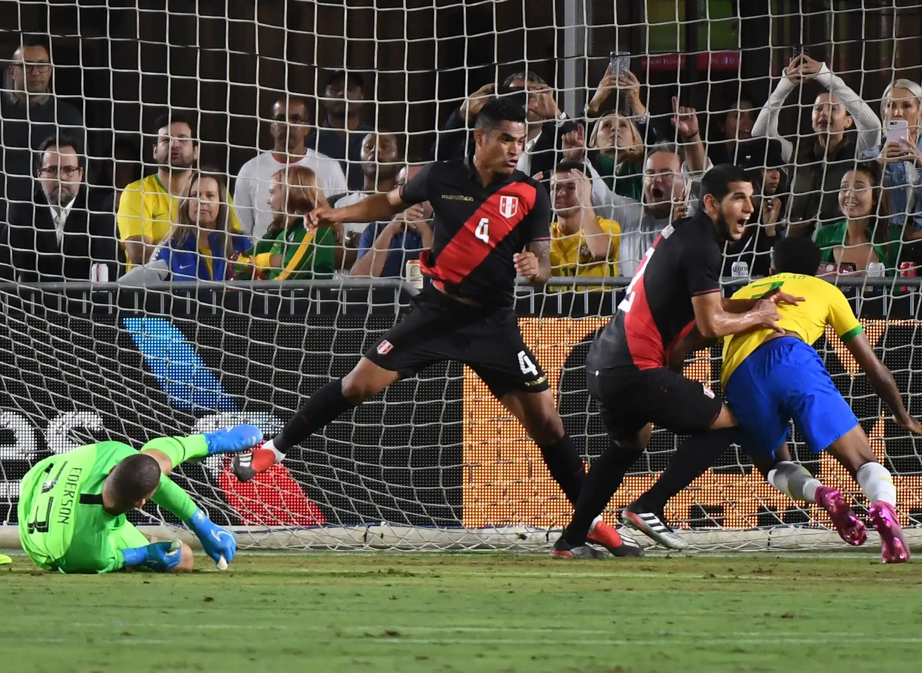 Luis Abram de Perú (2nd R) celebra después de anotar contra Brasil durante el partido de fútbol amistoso internacional entre Brasil y Perú en el Los Angeles Memorial Coliseum, en Los Ángeles, California, el 10 de septiembre de 2019. - Perú ganó 1-0 .  AFP