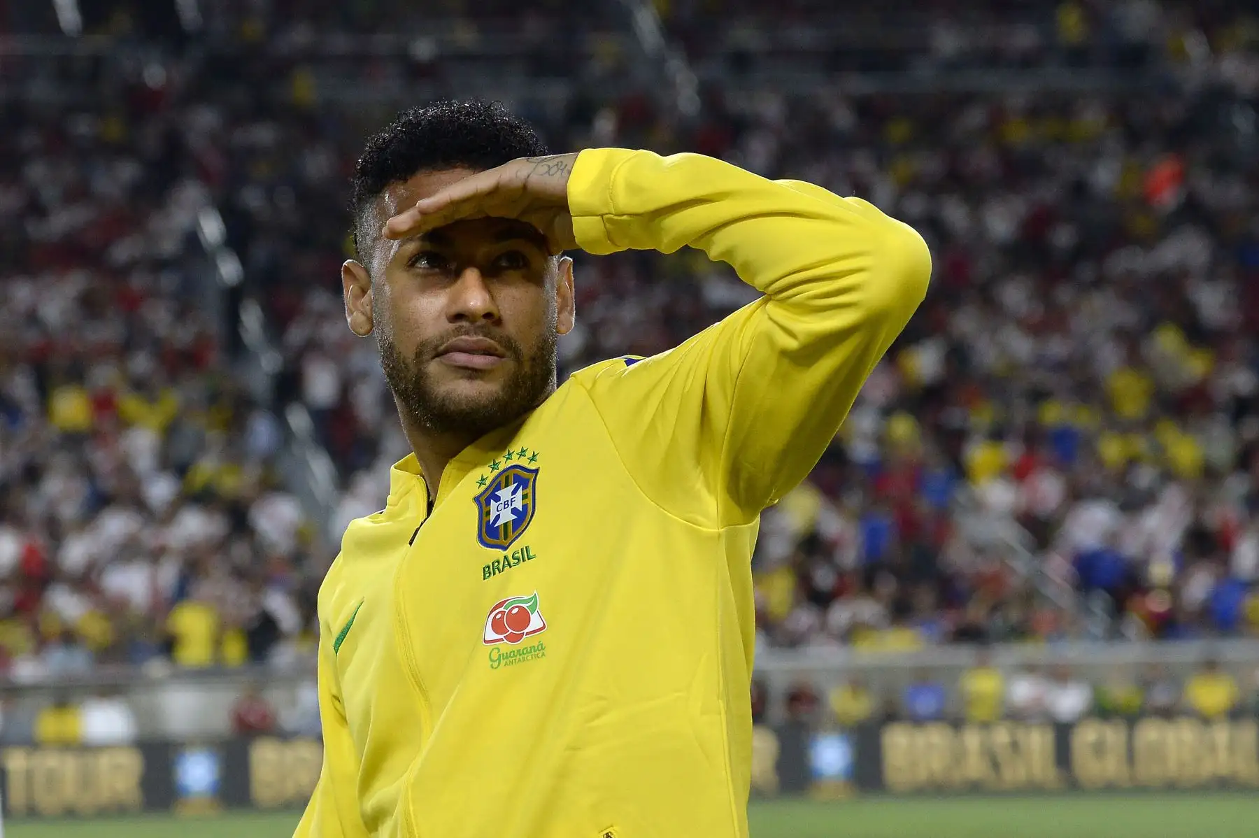 LOS ÁNGELES, CALIFORNIA - 10 DE SEPTIEMBRE: Neymar Jr. # 10 de Brasil mira durante el medio tiempo en el partido de la Copa de Campeones Internacional 2019 contra Perú el 10 de septiembre de 2019.AFP