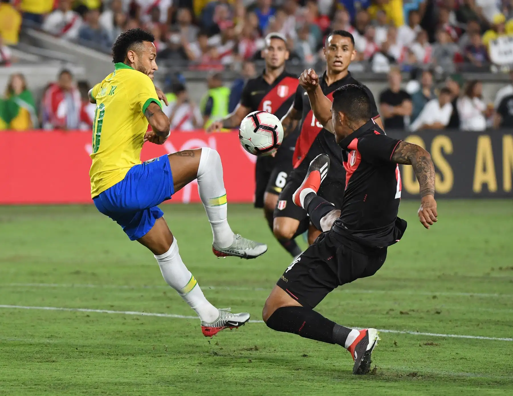 Neymar de Brasil (L) controla el balón durante el partido de fútbol amistoso internacional entre Brasil y Perú en el Los Angeles Memorial Coliseum, en Los Ángeles, California, el 10 de septiembre de 2019. - Perú ganó 1-0. AFP