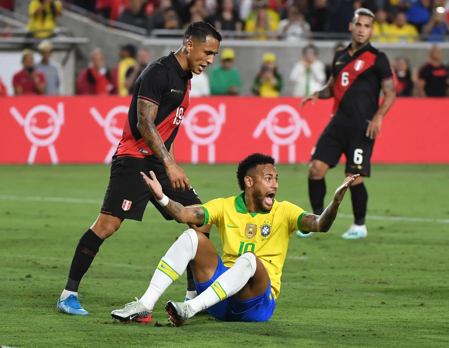 Neymar de Brasil reacciona después de tropezar durante el partido de fútbol amistoso internacional entre Brasil y Perú en el Los Angeles Memorial Coliseum, en Los Ángeles, California, el 10 de septiembre de 2019. - Perú ganó 1-0. AFP