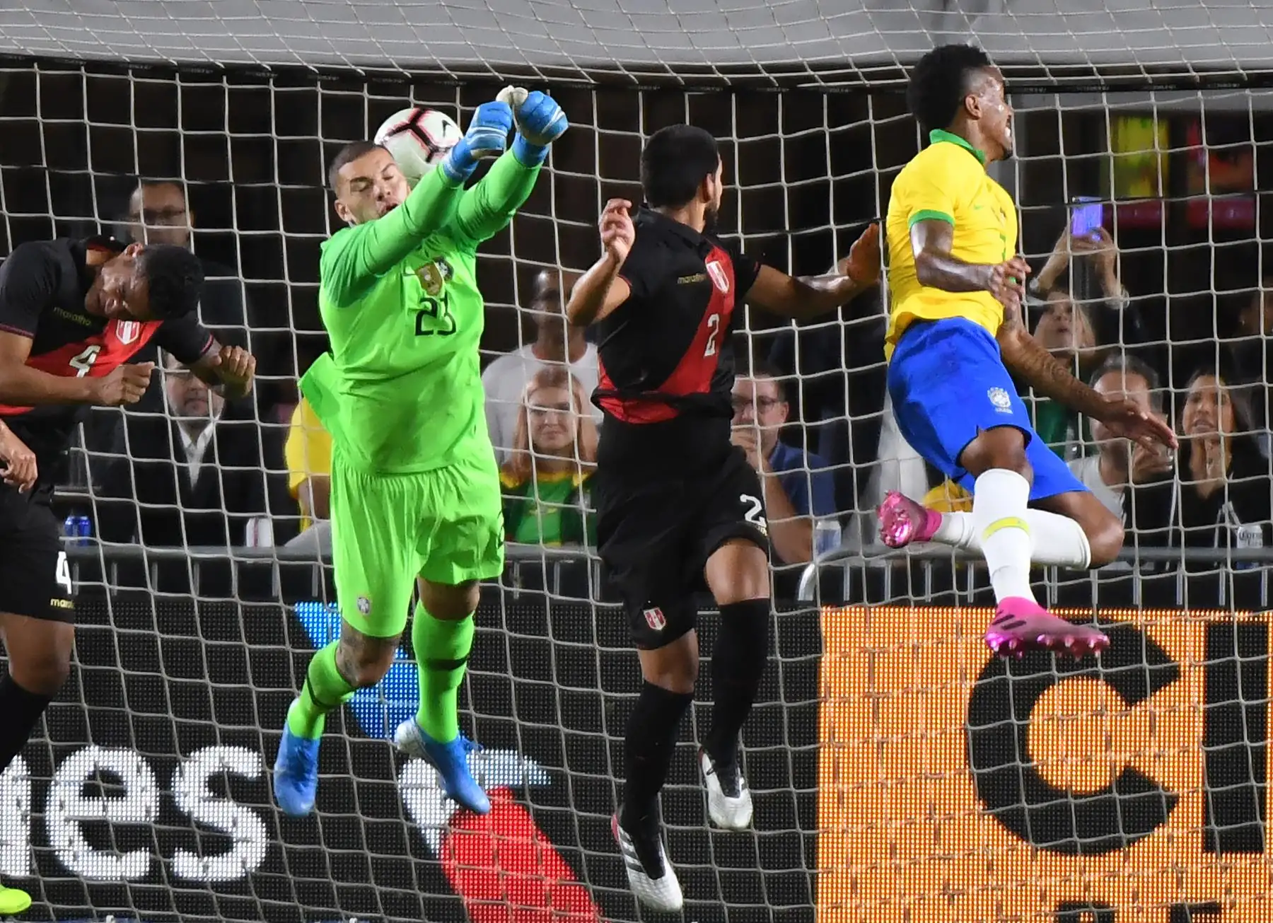 Luis Abram de Perú (C)cabecea el balón para anotar contra Brasil durante el partido de fútbol amistoso internacional entre Brasil y Perú en el Los Angeles Memorial Coliseum, en Los Ángeles, California, el 10 de septiembre de 2019. - Perú ganó 1- 0. AFP
