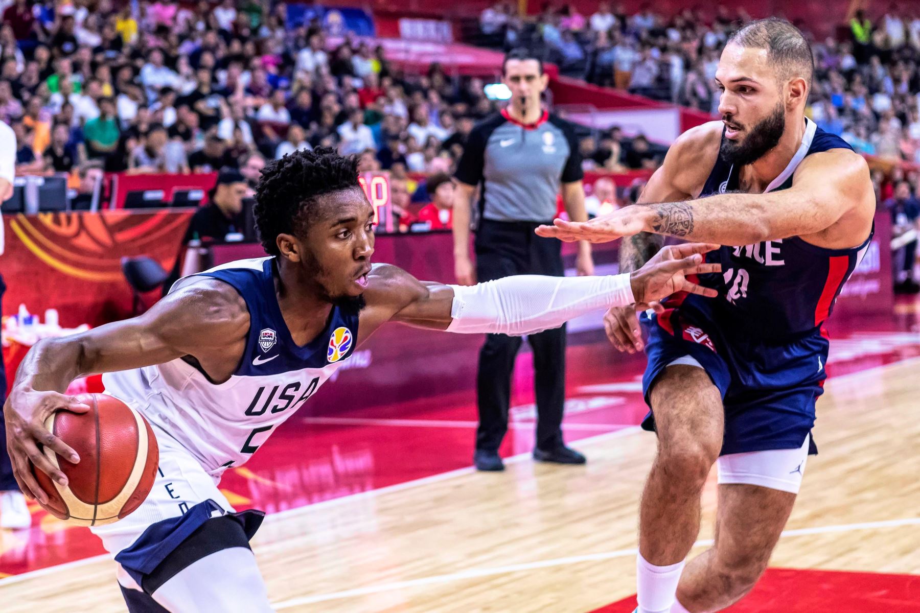 Donovan Mitchell (L) de los Estados Unidos en acción contra Evan Fournier (R) de Francia durante el partido de cuartos de final de la Copa Mundial de Baloncesto FIBA ​​2019. Foto: EFE
