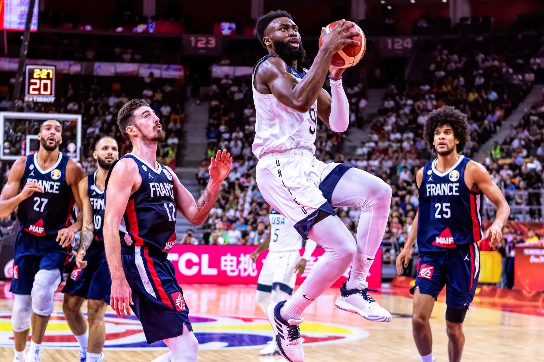 Jaylen Brown (C) de los EE. UU. en acción contra los jugadores franceses Nando De Colo (L) y Louis Labeyrie (R) durante el partido de cuartos de final de la Copa Mundial de Baloncesto FIBA ​​2019. Foto: EFE