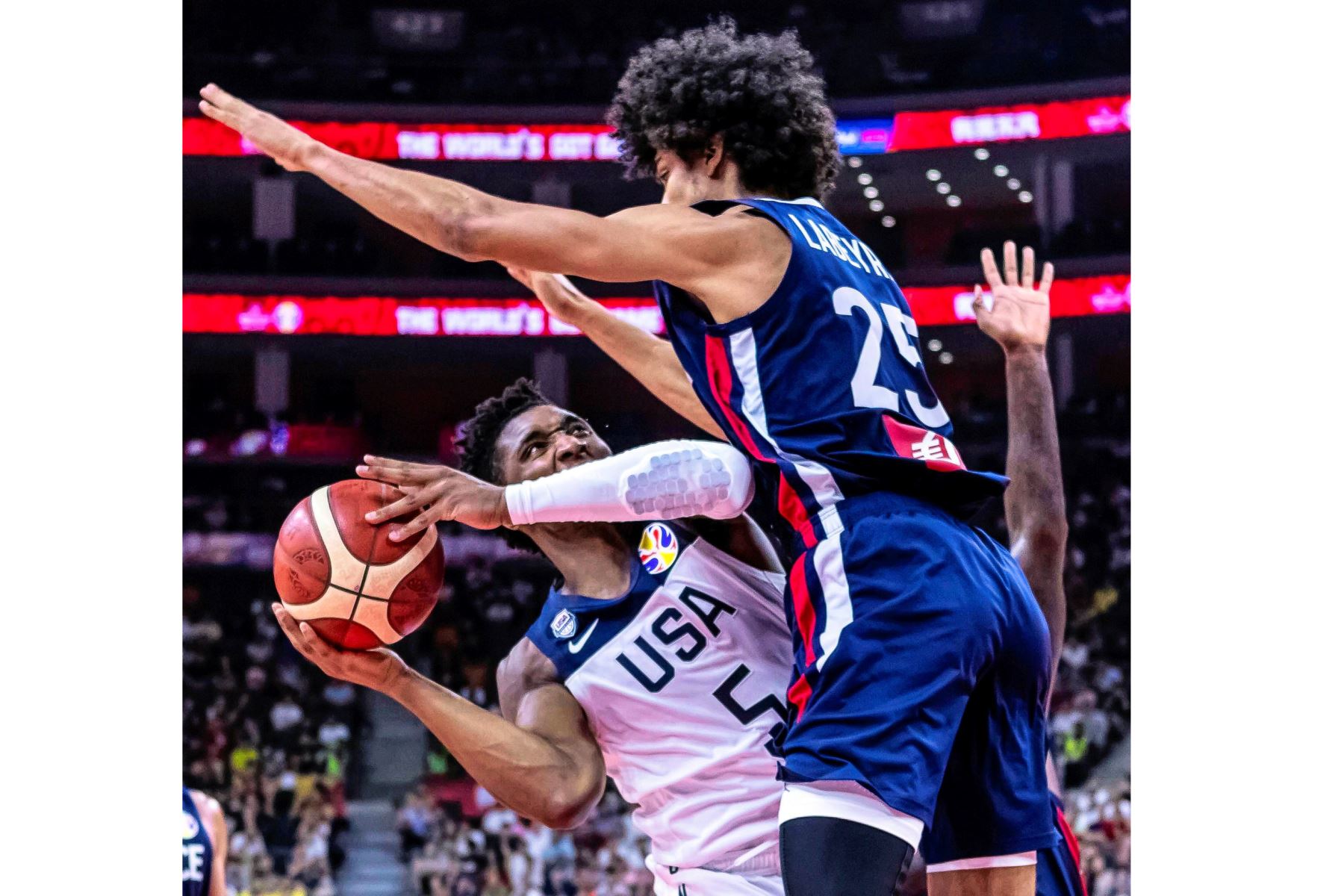 Donovan Mitchell (L) de EE. UU. En acción contra Louis Labeyrie (R) de Francia durante el partido de cuartos de final de la Copa Mundial de Baloncesto FIBA ​​2019. Foto: EFE