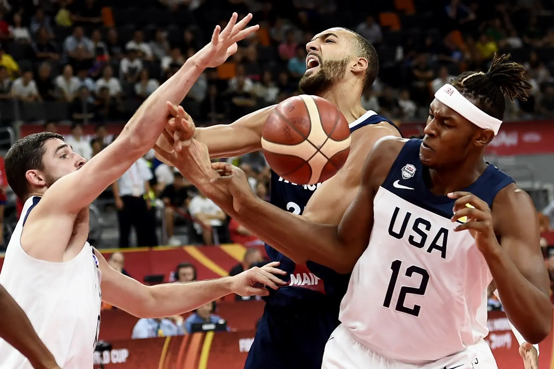 El francés Rudy Gobert (C) lucha por el balón con Joe Harris (L) y Myles Turner de los EE. UU. Durante el partido de cuartos de final de la Copa Mundial de Baloncesto. Foto: AFP