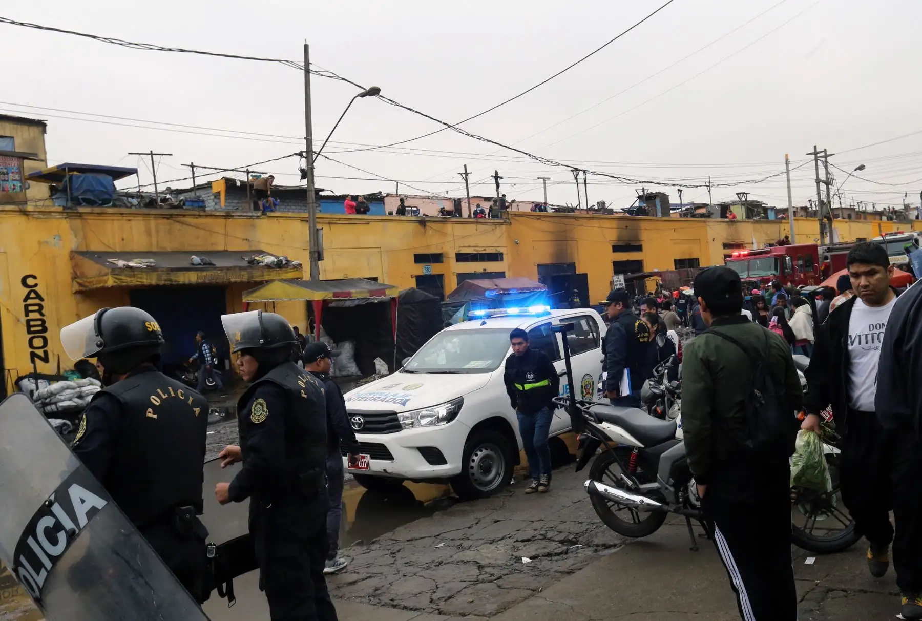 Incendio destruye más de 20 puestos del mercado minorista de La Victoria. Foto: ANDINA/Norman Córdova
