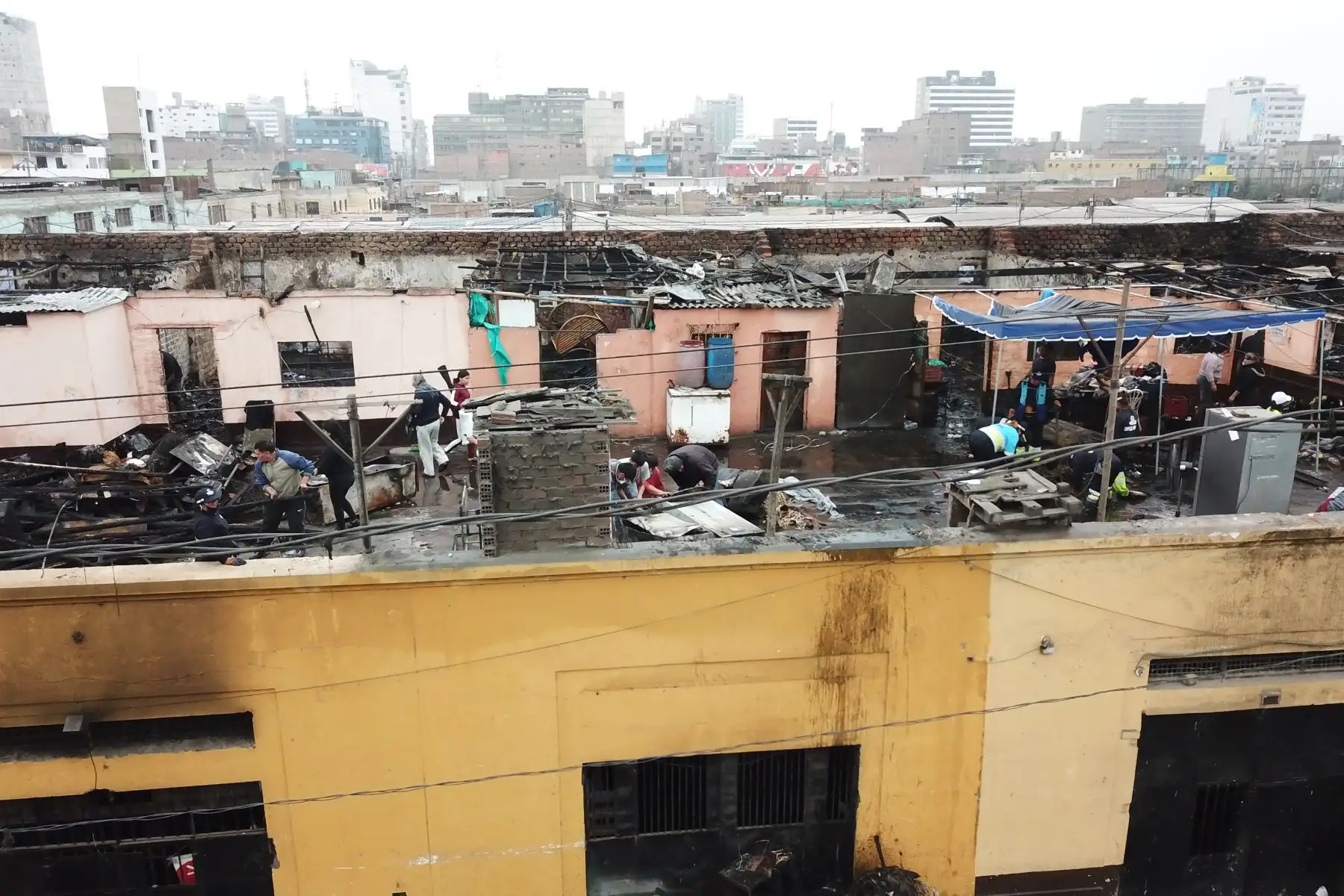 Un incendio registrado esta madrugada destruyó más de 20 puestos del mercado minorista de La Victoria. Foto: ANDINA/Juan Carlos Guzman