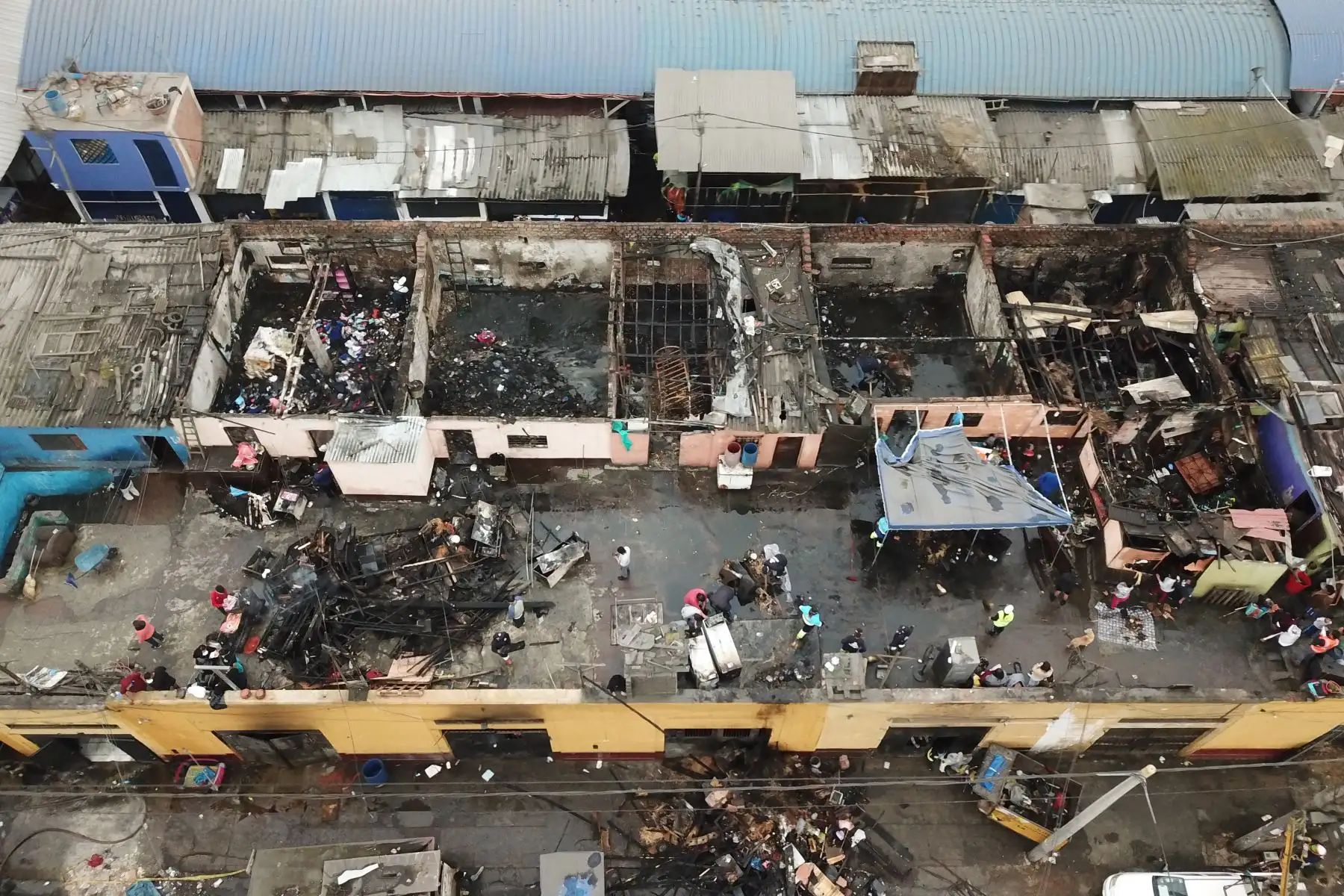Un incendio registrado esta madrugada destruyó más de 20 puestos del mercado minorista de La Victoria. Foto: ANDINA/Juan Carlos Guzman