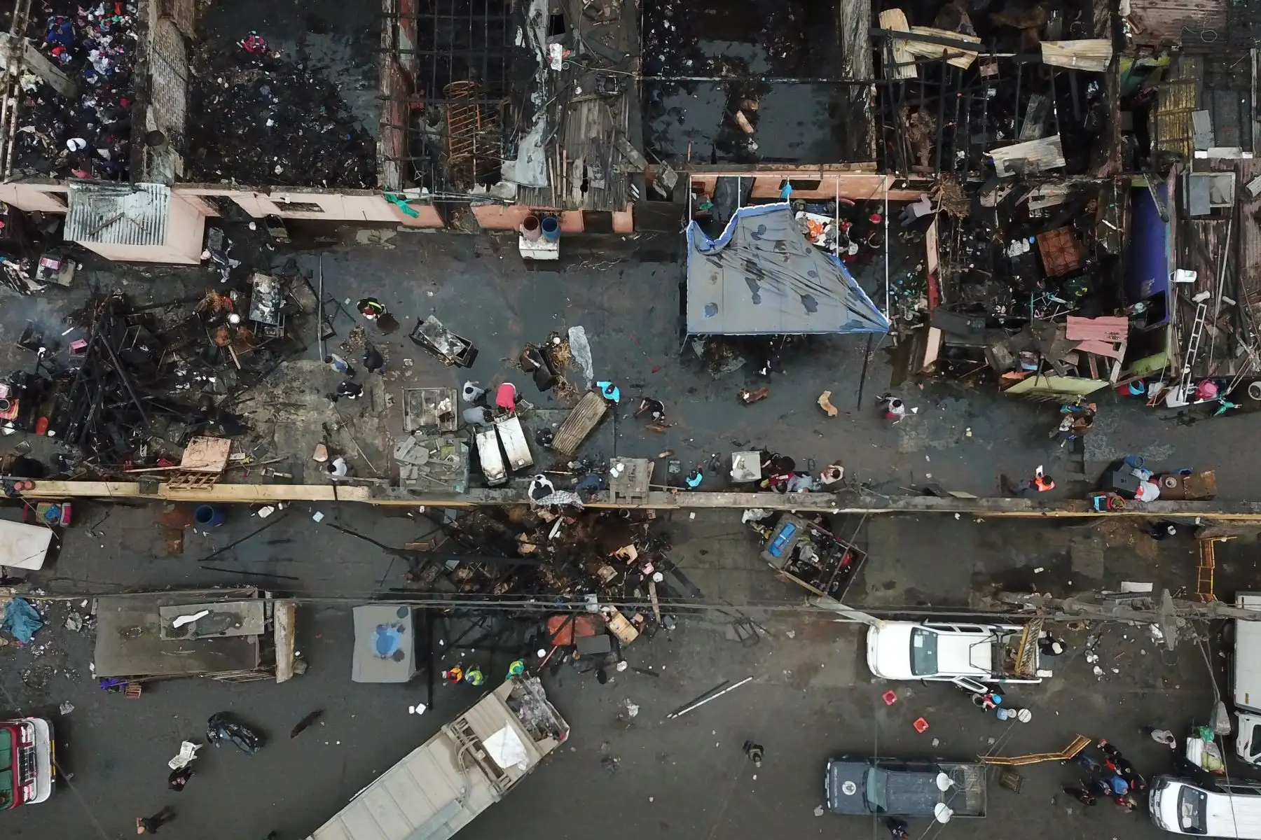 Un incendio registrado esta madrugada destruyó más de 20 puestos del mercado minorista de La Victoria. Foto: ANDINA/Juan Carlos Guzman