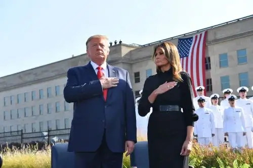 El presidente de los Estados Unidos, Donald Trump, y la primera dama Melania Trump escuchan el himno nacional durante una ceremonia que marca el 18 aniversario de los ataques del 11 de septiembre en el Pentágono en Washington, DC.  Foto: AFP