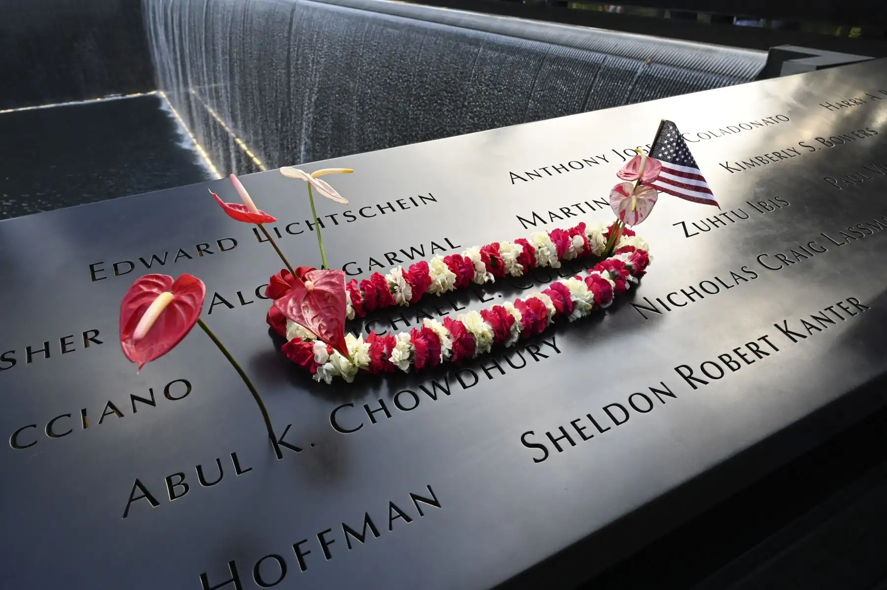Se coloca un arreglo floral durante la Ceremonia de Conmemoración del 11 de septiembre en el World Trade Center  en Nueva York. 
Foto: AFP