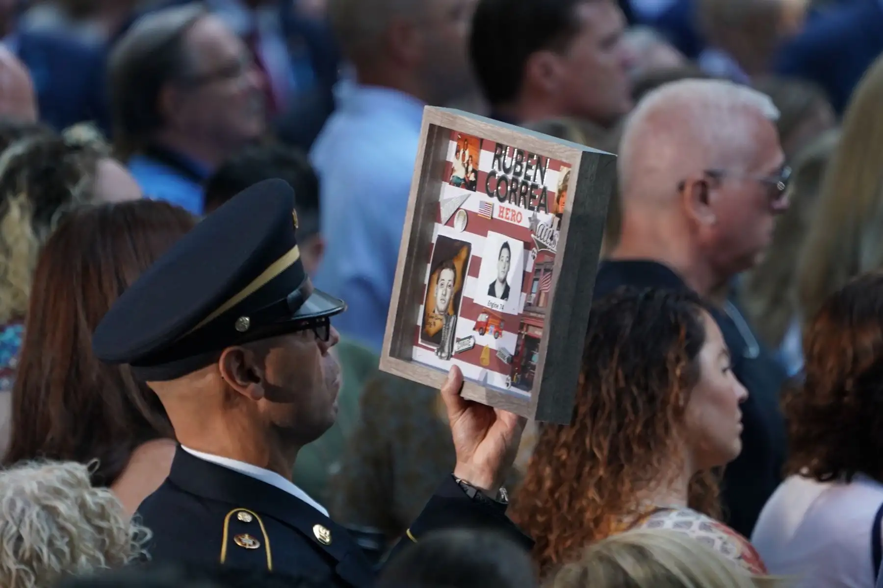 Un pariente sostiene el retrato de una víctima durante la Ceremonia de Conmemoración del 11 de septiembre en el 9/11 Memorial en el World Trade Center en Nueva York. 
Foto: AFP