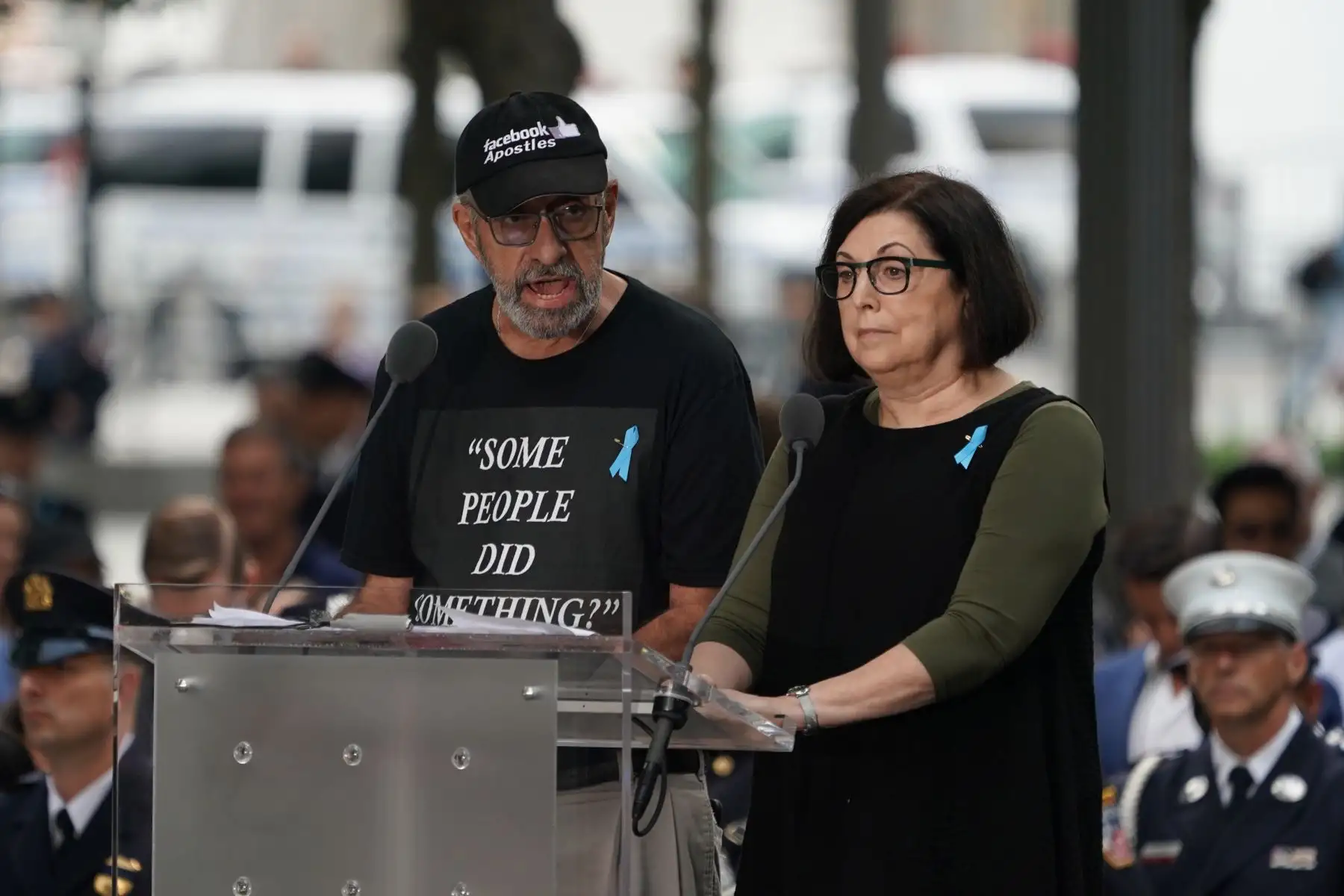 Nic Haros (L) lee los nombres de las víctimas durante la Ceremonia de Conmemoración del 11 de septiembre en el 9/11 Memorial en el World Trade Center en Nueva York. 
Foto: AFP