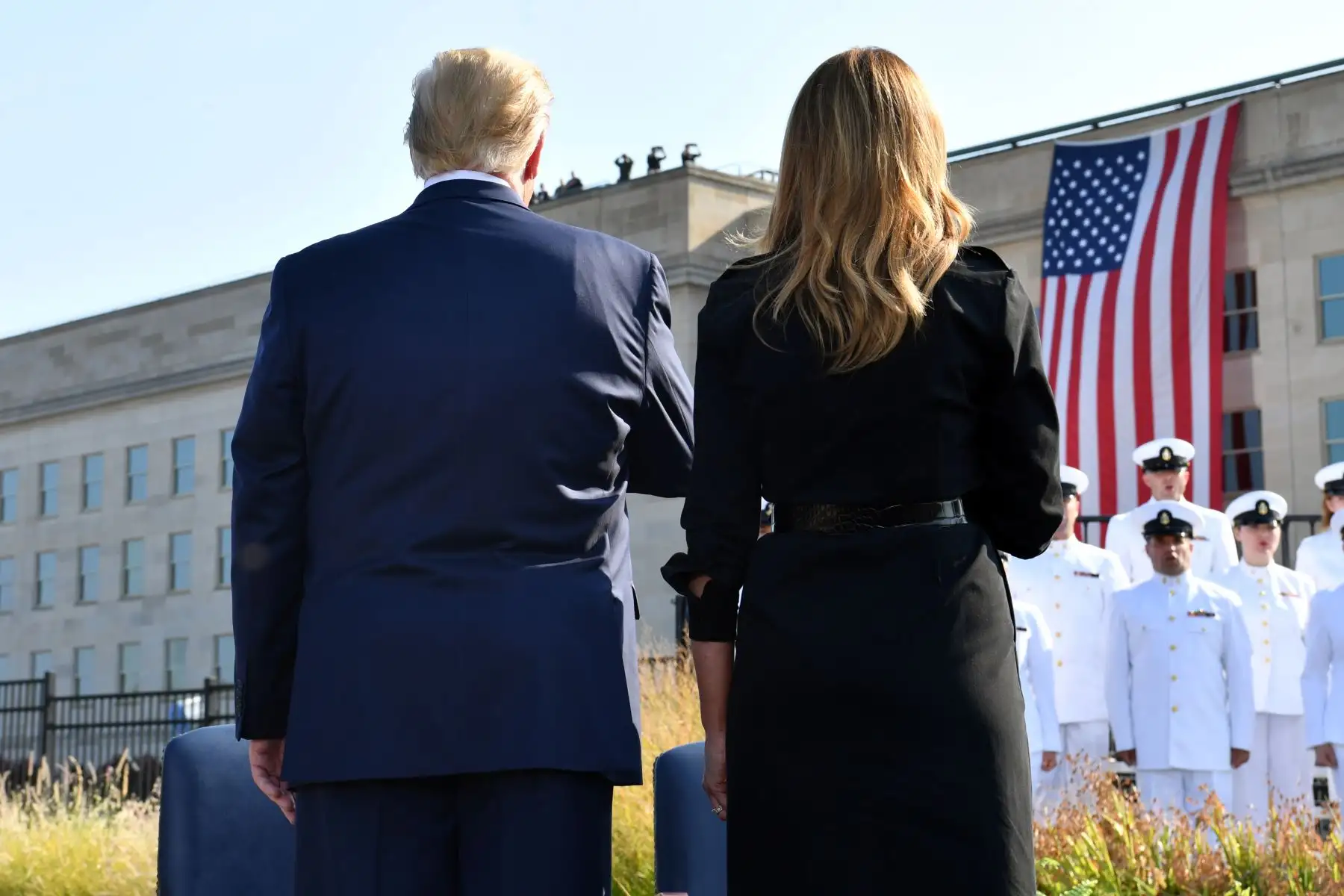 El presidente de los Estados Unidos, Donald Trump, y la primera dama Melania Trump se enfrentan a la bandera de los Estados Unidos durante una ceremonia que marca el 18 aniversario de los ataques del 11 de septiembre, en el Pentágono en Washington, DC. 
Foto: AFP
