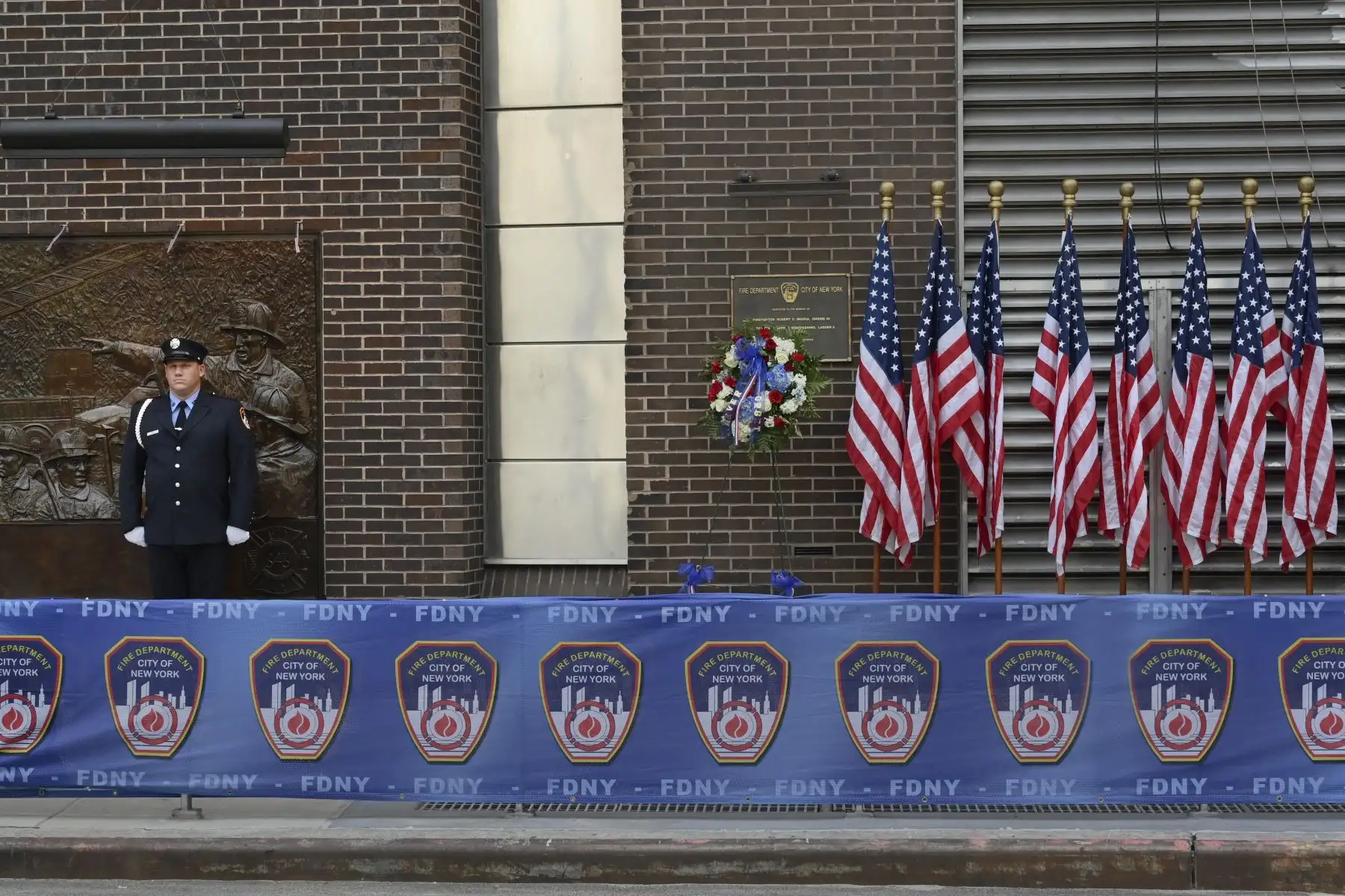 Un bombero de Nueva York está en atención en un Firehouse el 11 de septiembre de 2019, en el 18 aniversario de los ataques del 11 de septiembre. 
Foto :AFP