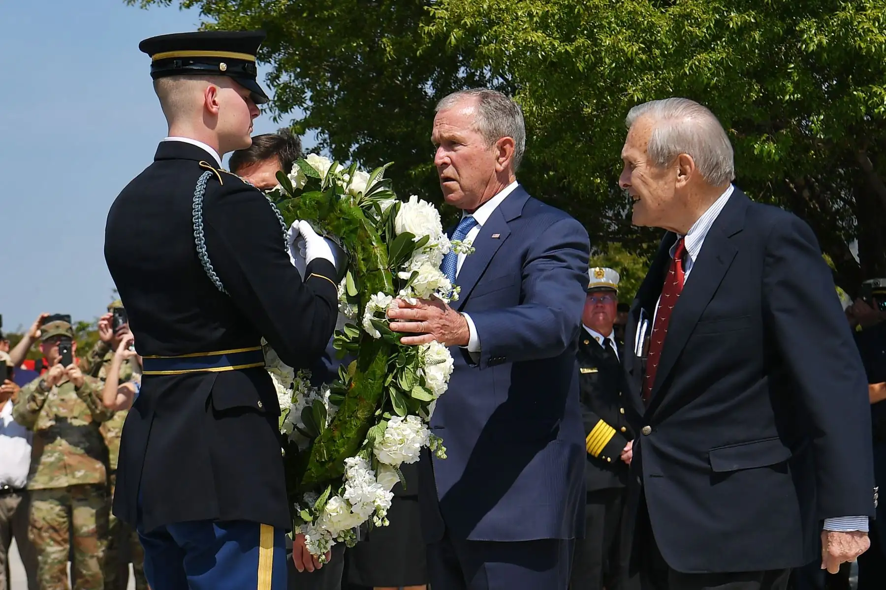 El ex presidente estadounidense George W. Bush y el ex secretario de Defensa Donald Rumsfeld (R) participan en una ceremonia de colocación de coronas para conmemorar el 11 de septiembre en el Memorial del Pentágono en Washington, DC.
Foto:AFP