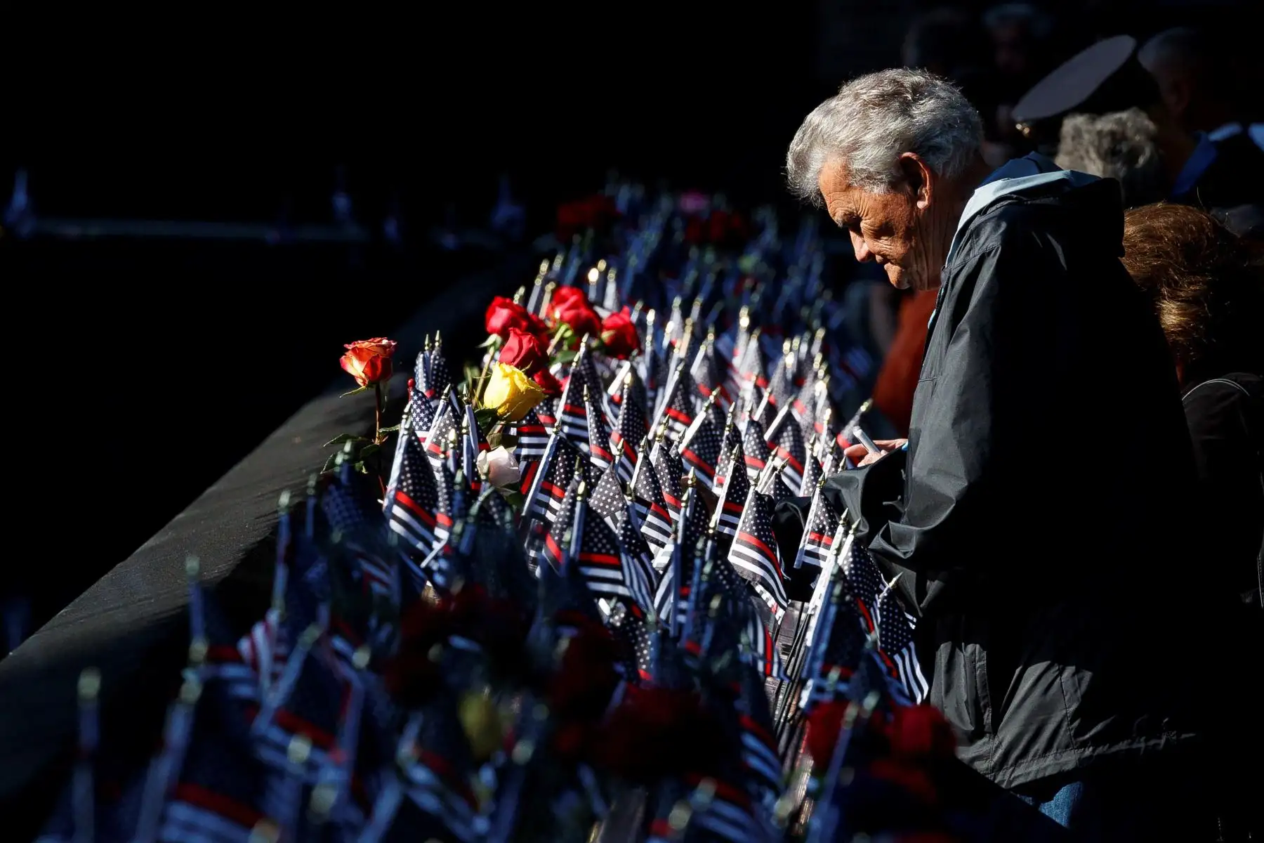 Un hombre acaricia el monumento conmemorativo que rinde homenaje a los bomberos fallecidos durante los atentados del 11 de septiembre de 2001,durante el 18 aniversario de la tragedia, en Nueva York.
Foto: AFP