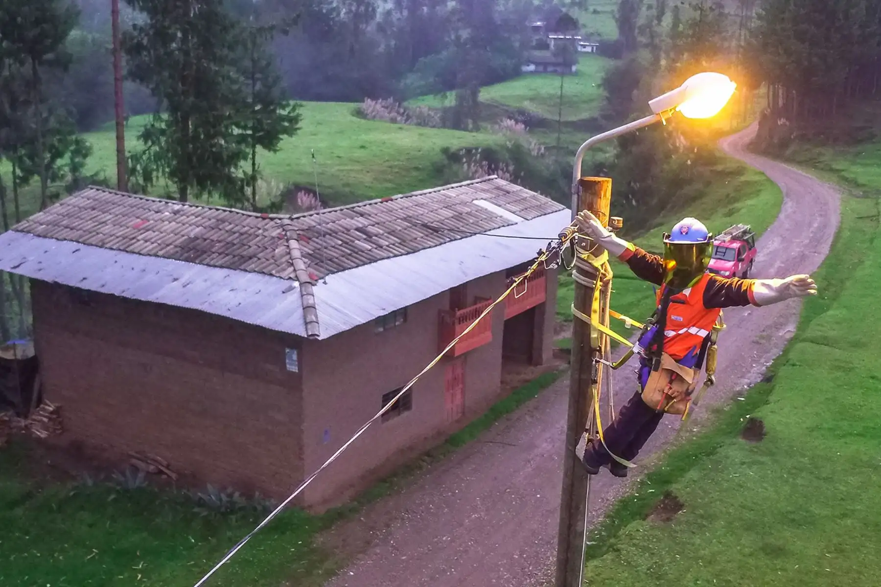 La electrificación rural es importante para que más familias del interior del país incrementen su productividad y desarrollo. Cortesía