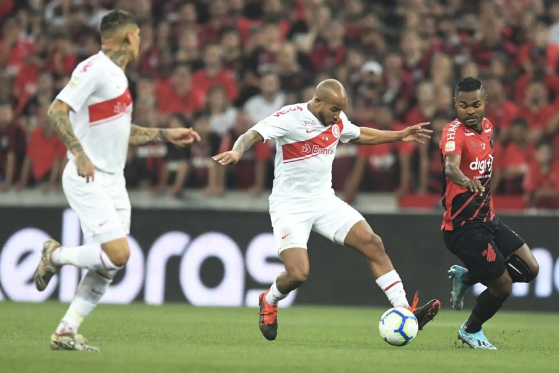 Moledo de Internacional disputa el balon, en el partido de ida por la final de la Copa Brasil.
Foto:Twitter Internacional