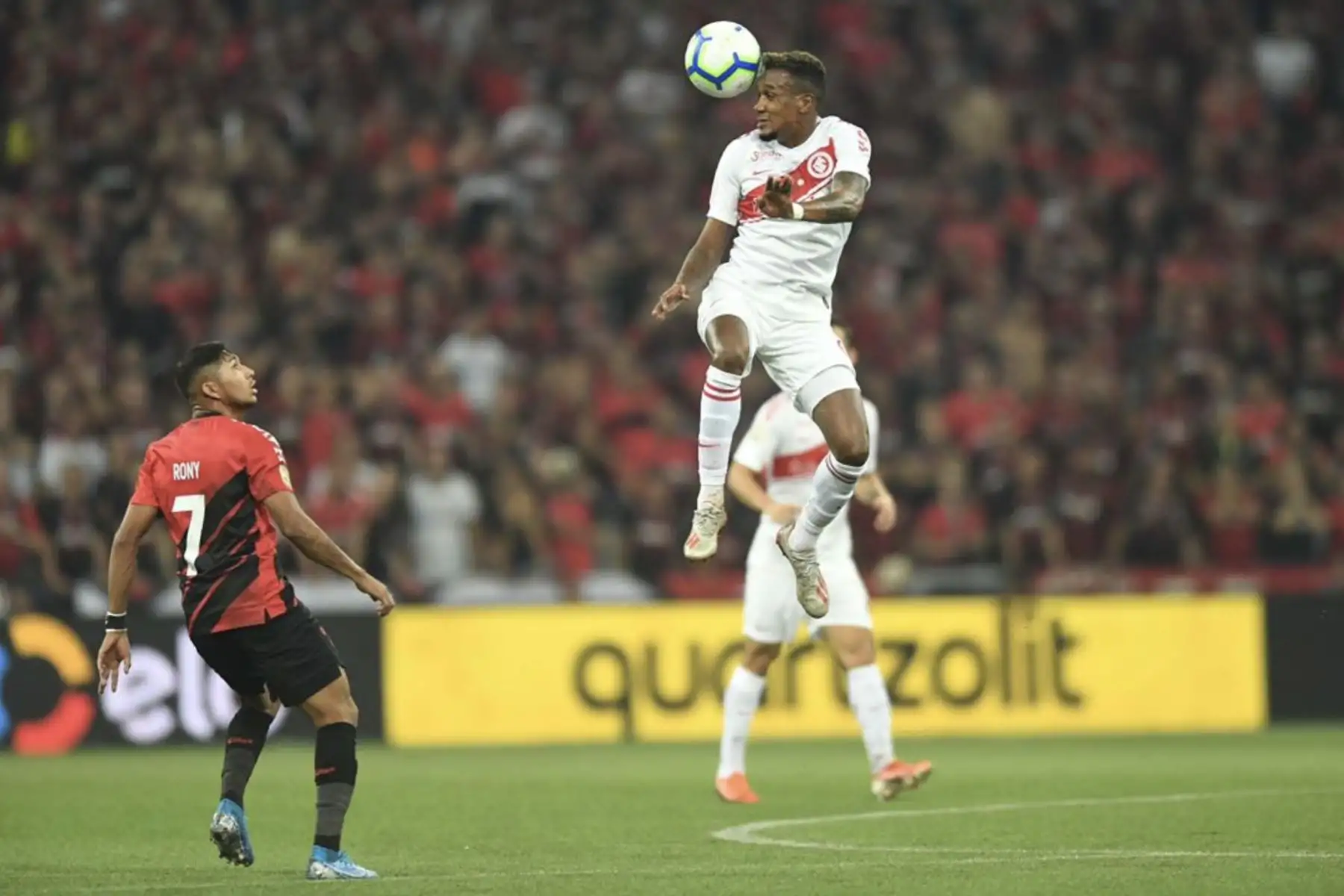 Edenilson Andrade dos Santos, jugador del Internacional rechaza el balón ante el  Paranaense, por la final de Copa Brasil.
Foto:Twitter Internacional