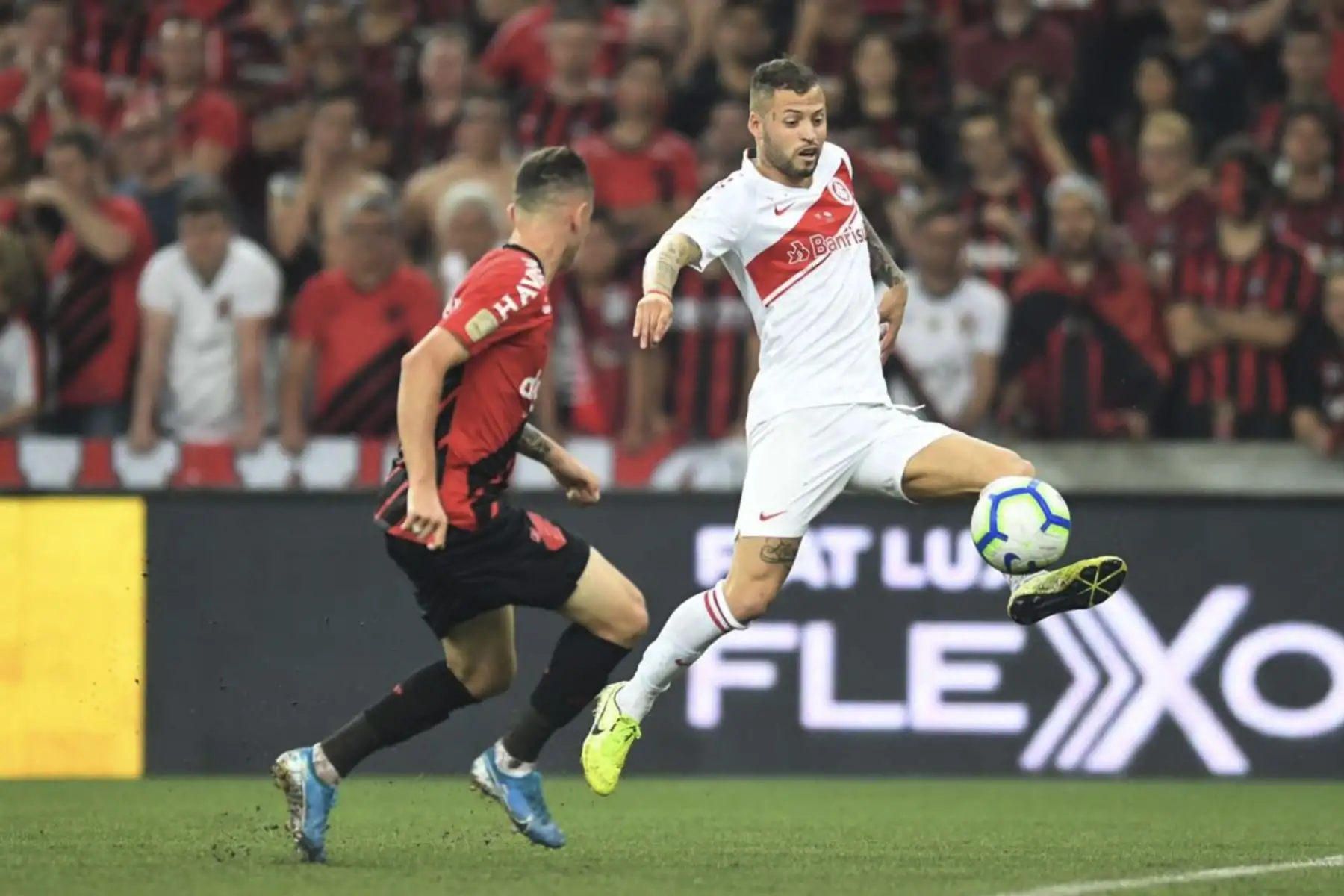 Nico López de Internacional  se enfrenta a un jugador del Paranaense, por la final de Copa Brasil.
Foto:Twitter Internacional