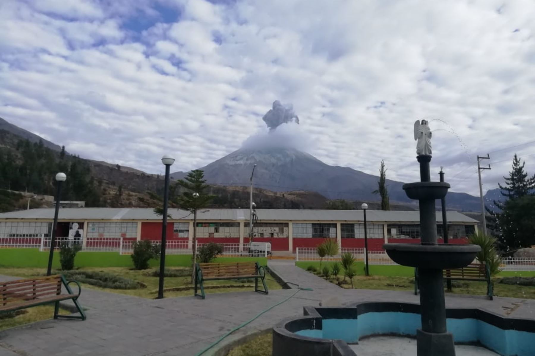 El volcán Ubinas registró una nueva explosión esta mañana.
