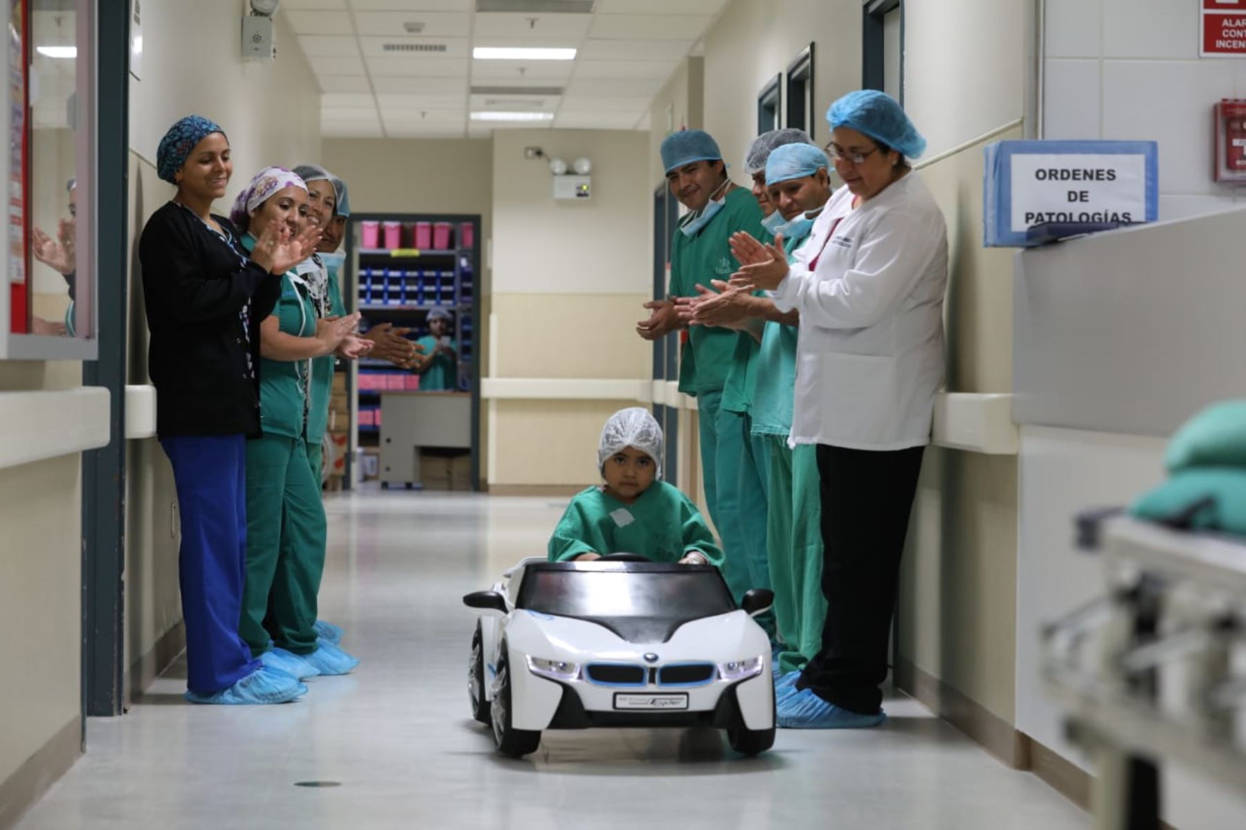 EsSalud La Libertad engríe a niños hospitalizados en Trujillo y los lleva en carros de juguete hasta el quirófano. ANDINA/Difusión