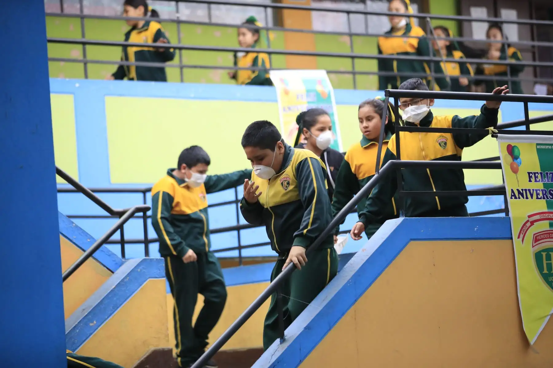 Simulacro contra incendio para mostrar la capacidad de respuesta de la comunidad educativa en el colegio Héroes del Cenepa del Cercado de Lima.

Foto: Andina/Juan Carlos Guzmán Negrini